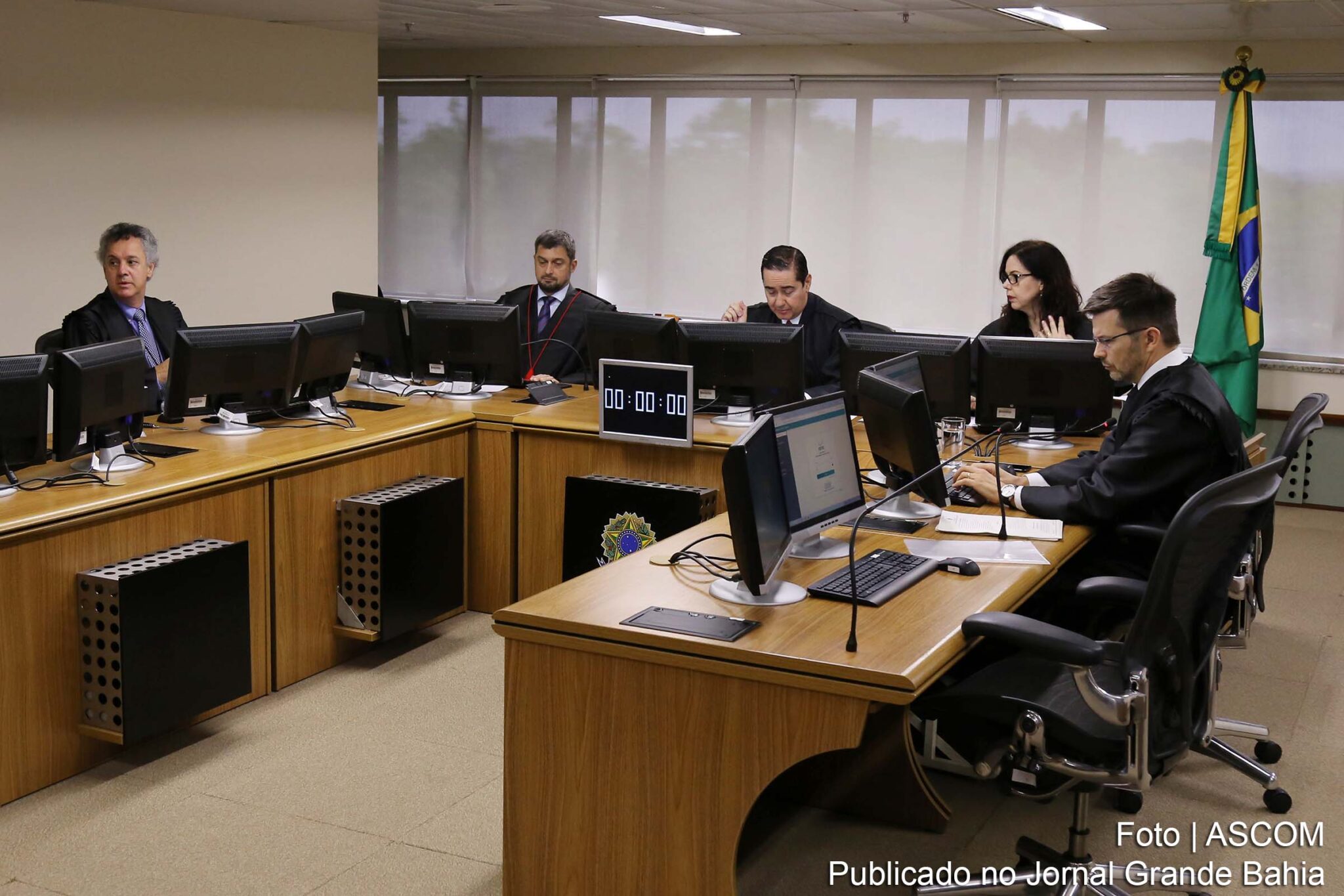 Desembargadores do TRF4 revogam condenação promovida pelo então juiz Sérgio Moro.