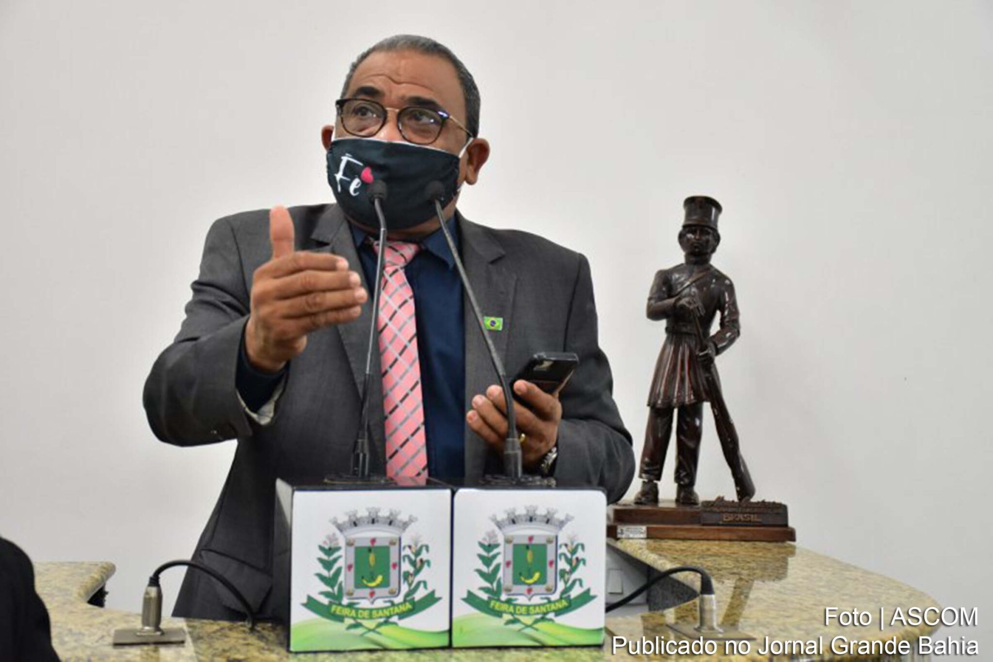 Eliziario Ribeiro (Eli Ribeiro): imagino que esteja com algum problema no telefone, pois é uma pessoa boa, que sempre me recebeu muito bem.