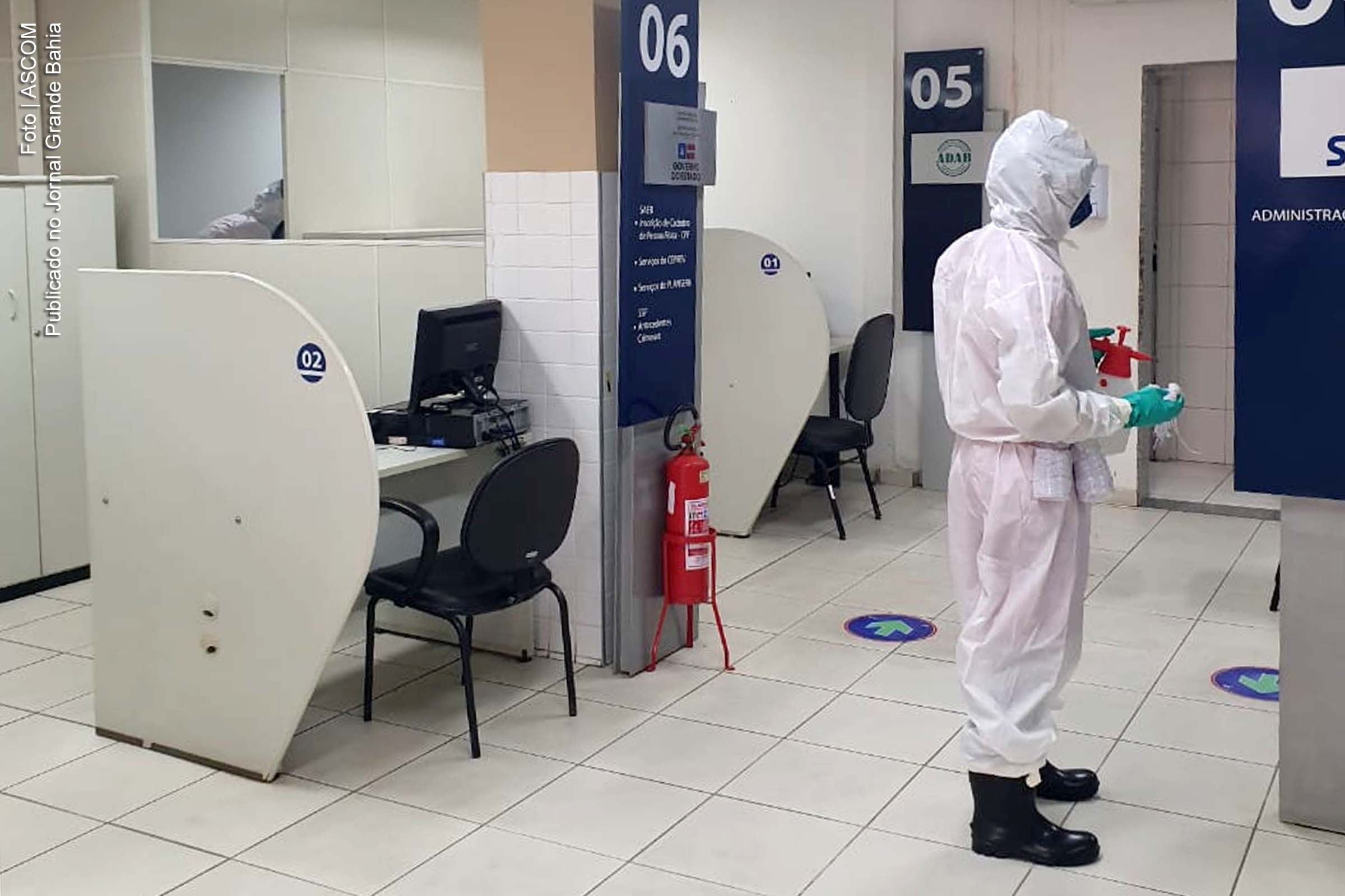 Equipe do Corpo de Bombeiros da Bahia realizam trabalho de desinfecção contra doenças virais.