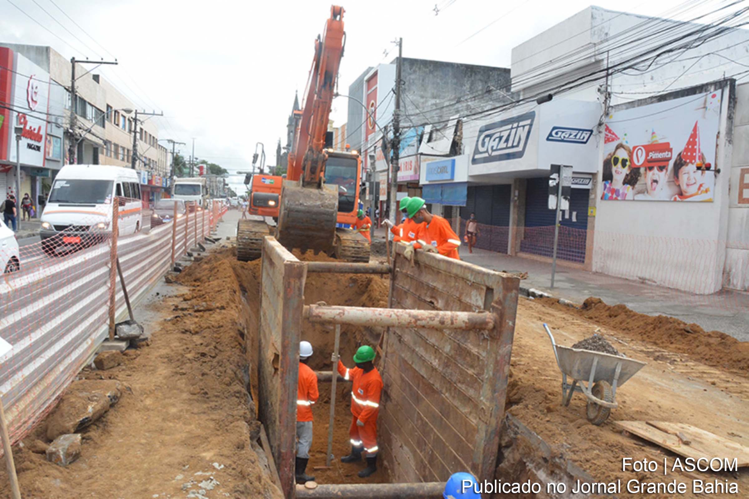 Prefeitura de Feira de Santana executa obras de drenagem pluvial em profundidade e modernização urbana no centro da cidade.