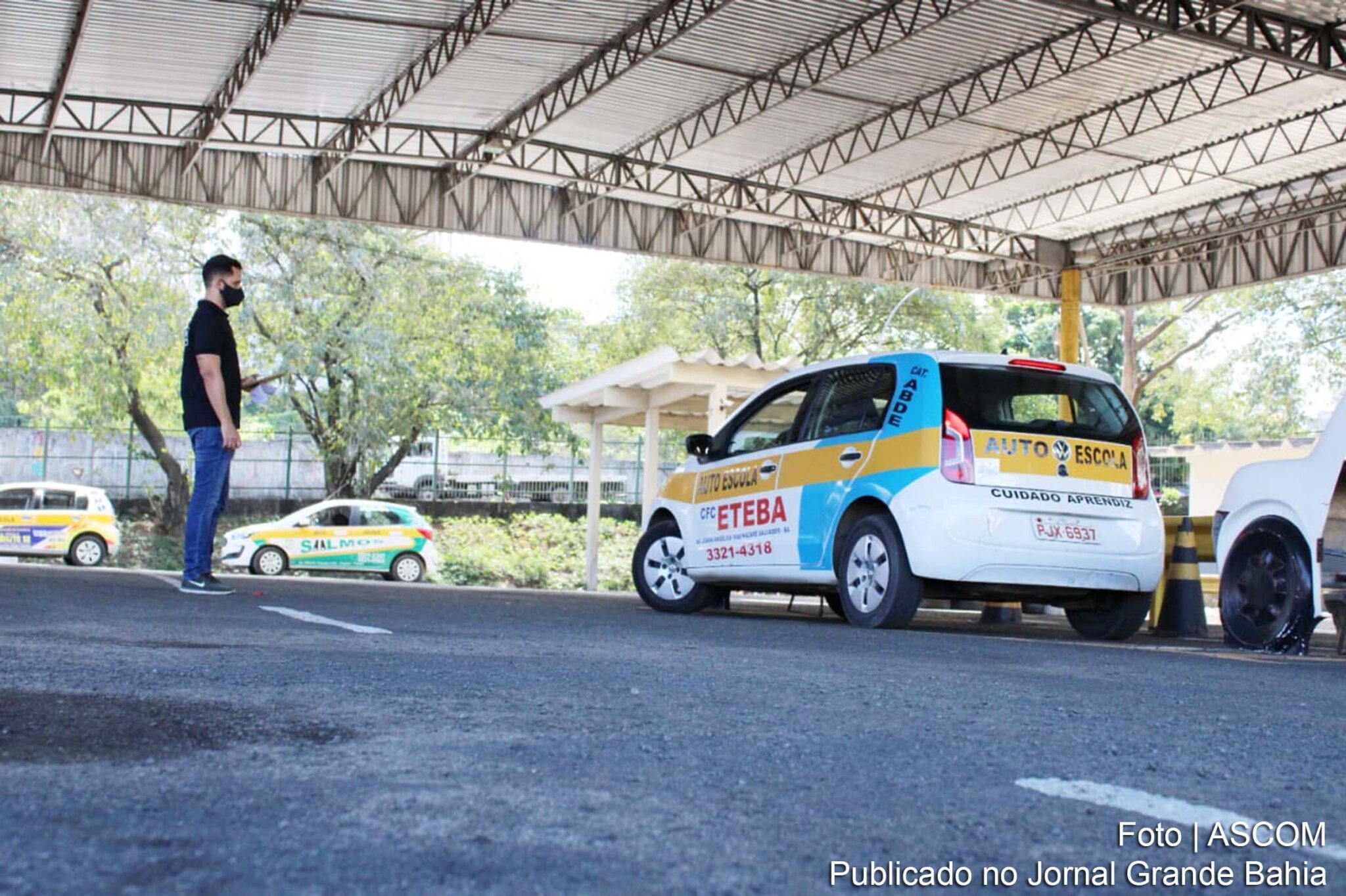 Quem pretende dirigir carro enfrenta o estacionamento com baliza e o teste de rua.