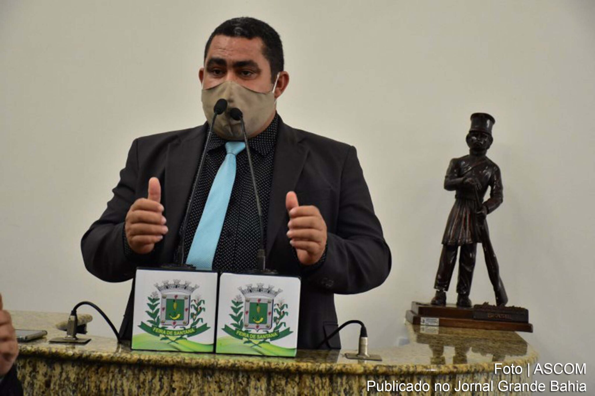 Gilmar Amorim cobra manutenção de pista próximo da passarela Conceição Lobo.