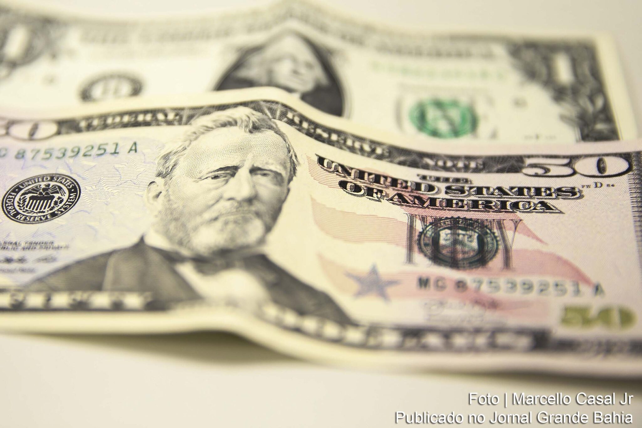 Influenciado por exterior, dólar tem maior queda em três meses.