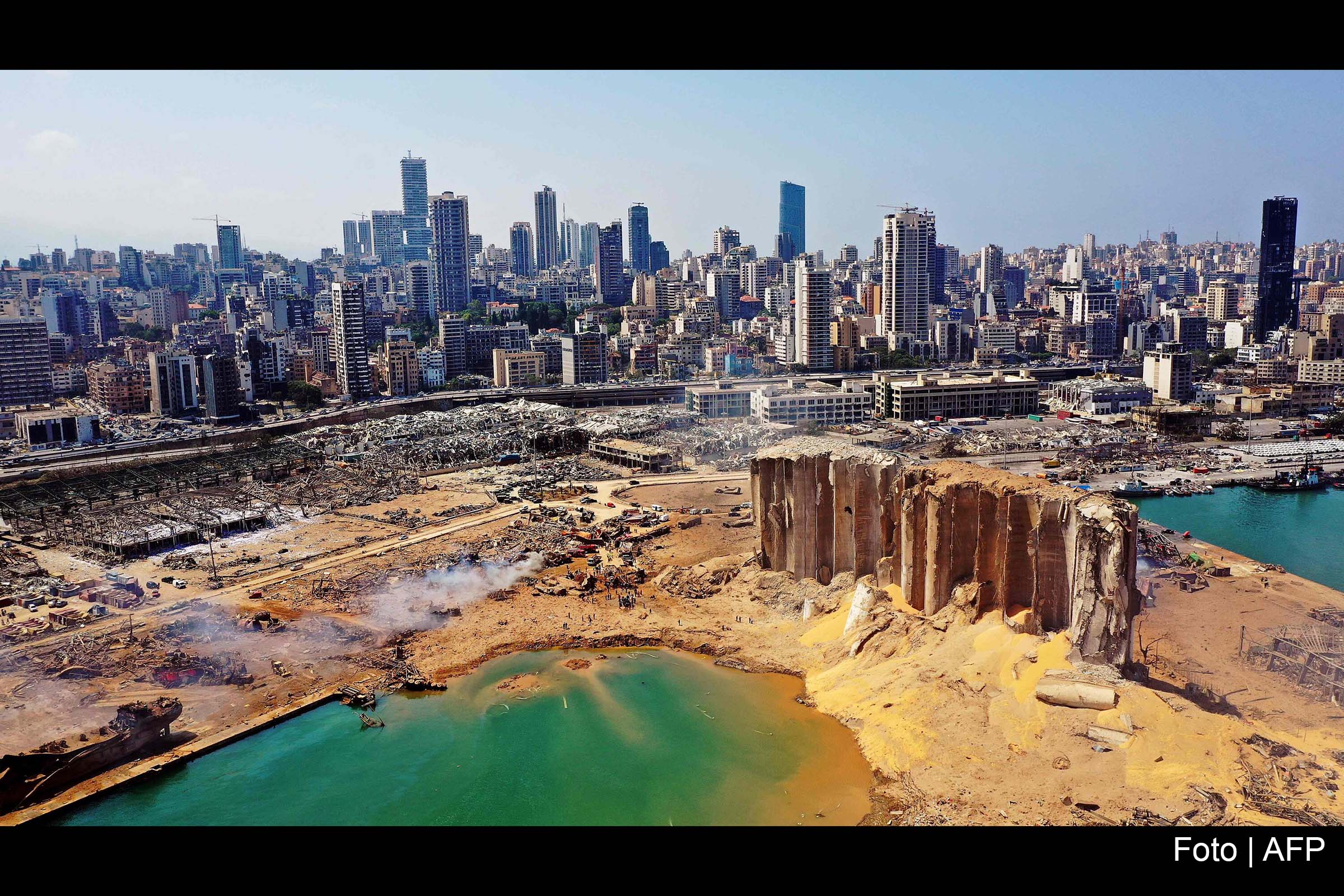 Os danos causados pelas duas explosões em Beirute atingiram cerca de três quilômetros do epicentro, abrangendo área com mais de 750 mil habitantes. Duas enormes explosões em sequência sacudiram a capital do Líbano. Uma grande nuvem de fumaça no céu podia ser vista a quilômetros de distância. Autoridades disseram que 2.750 toneladas de nitrato de amônio que estavam armazenados há anos na zona portuária explodiram, gerando o desastre que devastou a cidade nesta terça-feira (04/08/2020).