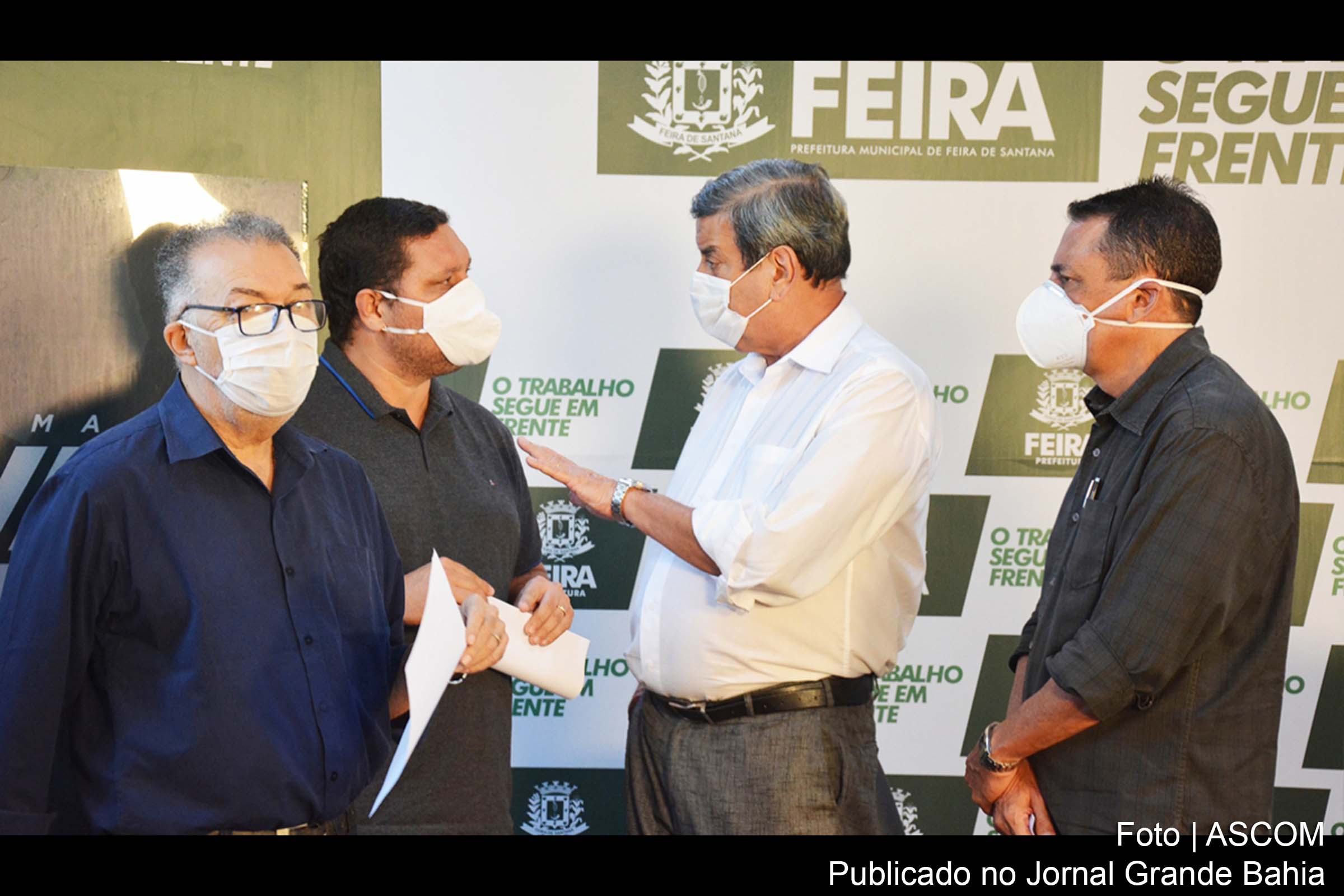 Acompanhado de secretários municipais, prefeito Colbert Martins assinou ordens de serviços sobre melhorias para Feira de Santana.