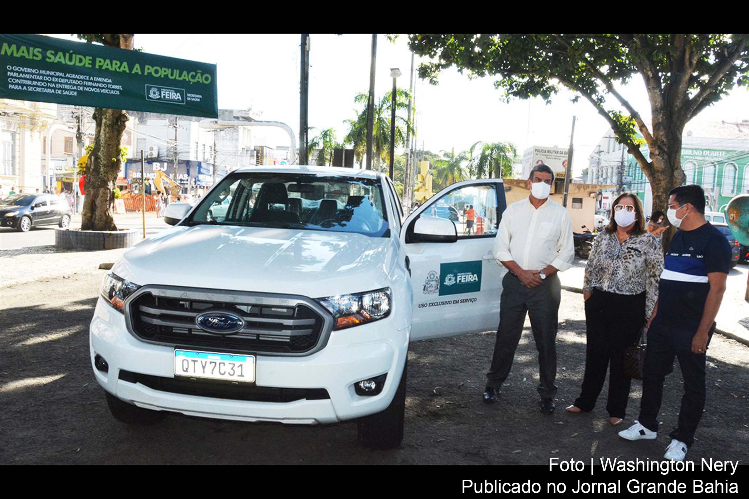 Prefeito Colbert Martins entrega veículo à secretária Denise Mascarenhas.