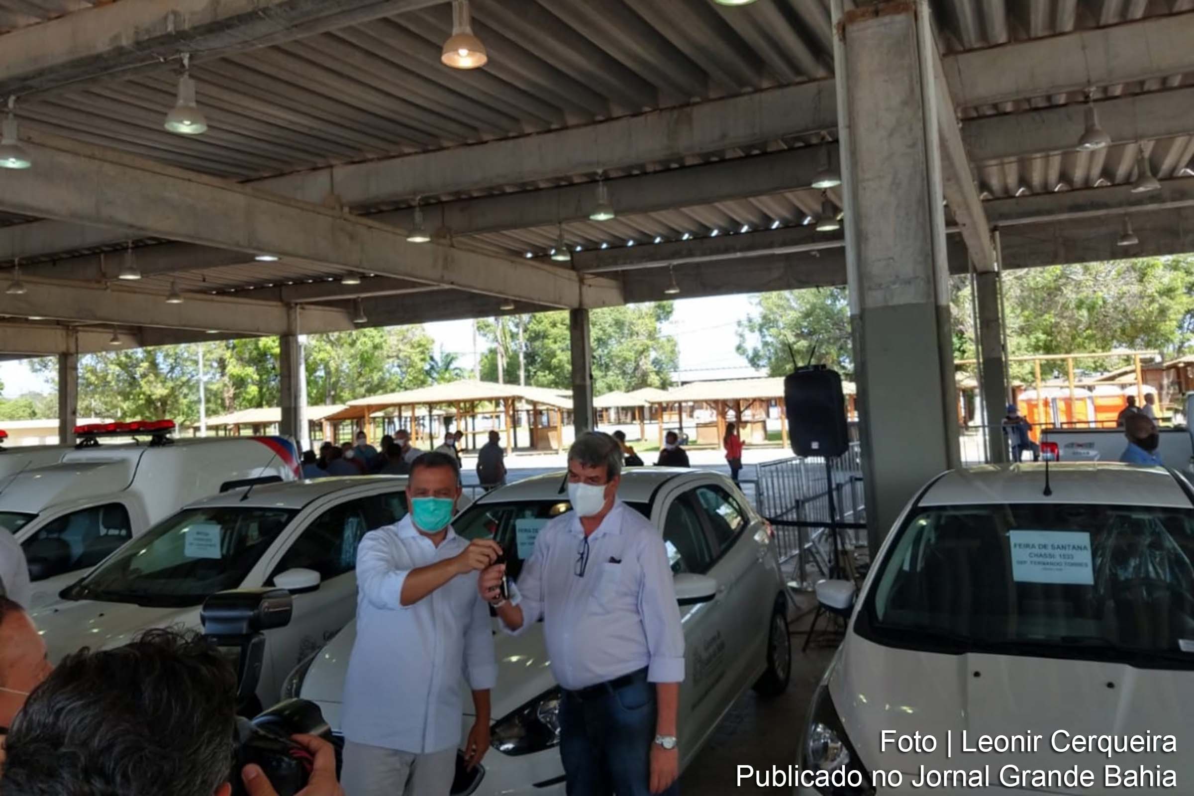 Governador Rui Costa entrega, ao prefeito Colbert Martins, as chaves dos veículos para o setor da saúde de Feira de Santana.