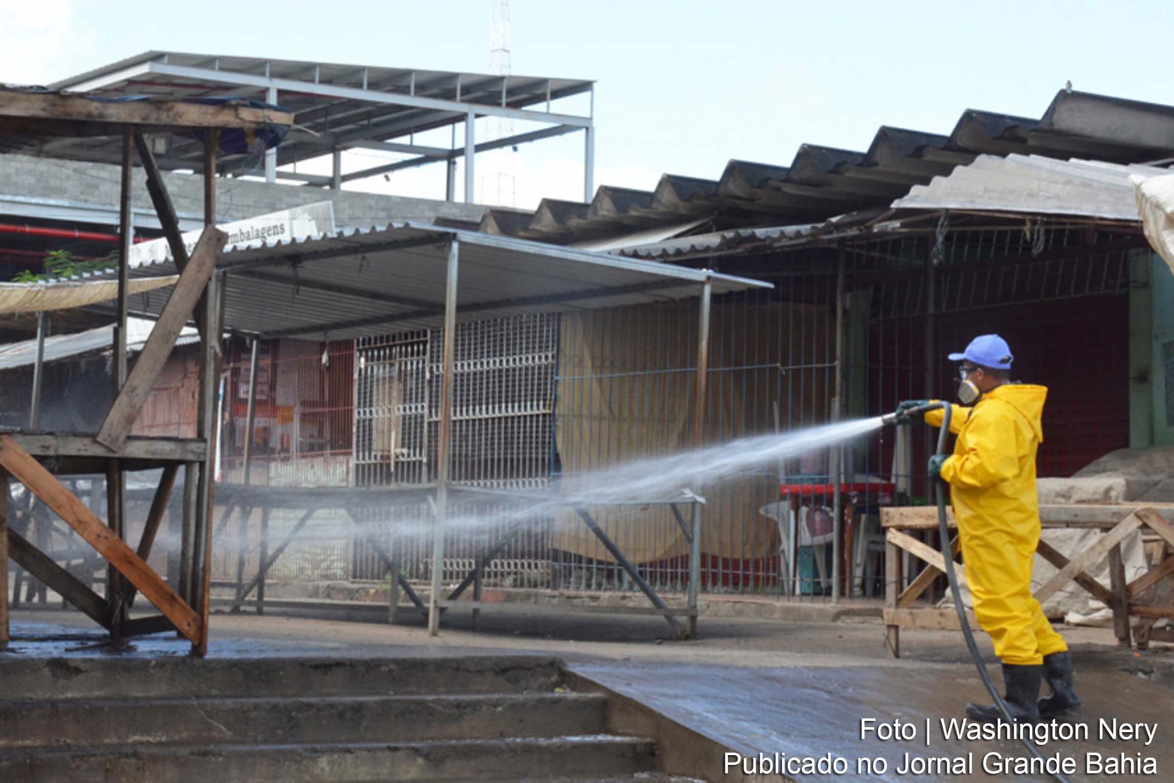 Trabalho de desinfecção de feiras livres de Feira de Santana.