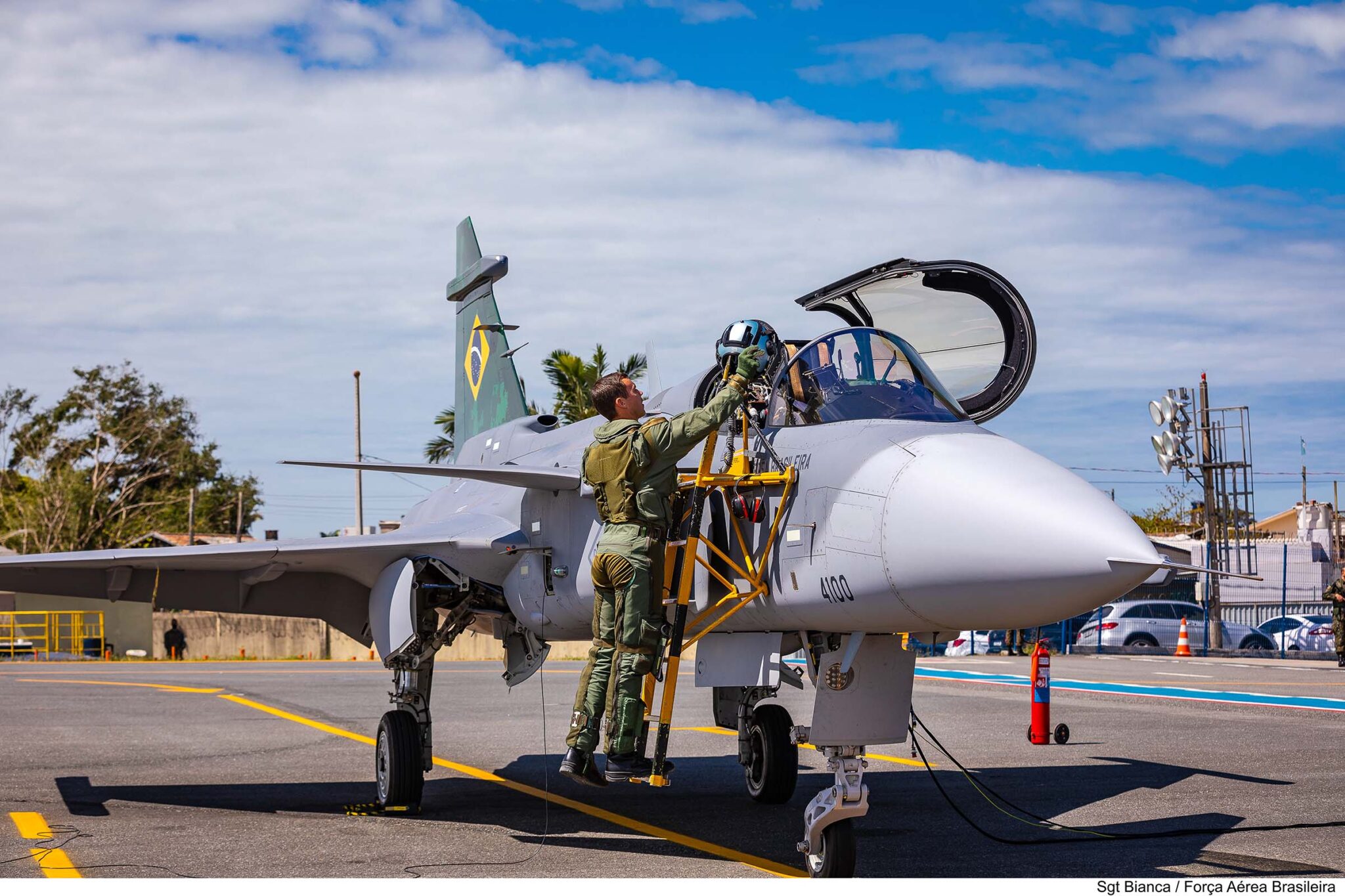 Caça Gripen E, adquirido na Suécia, faz seu primeiro voo no Brasil.