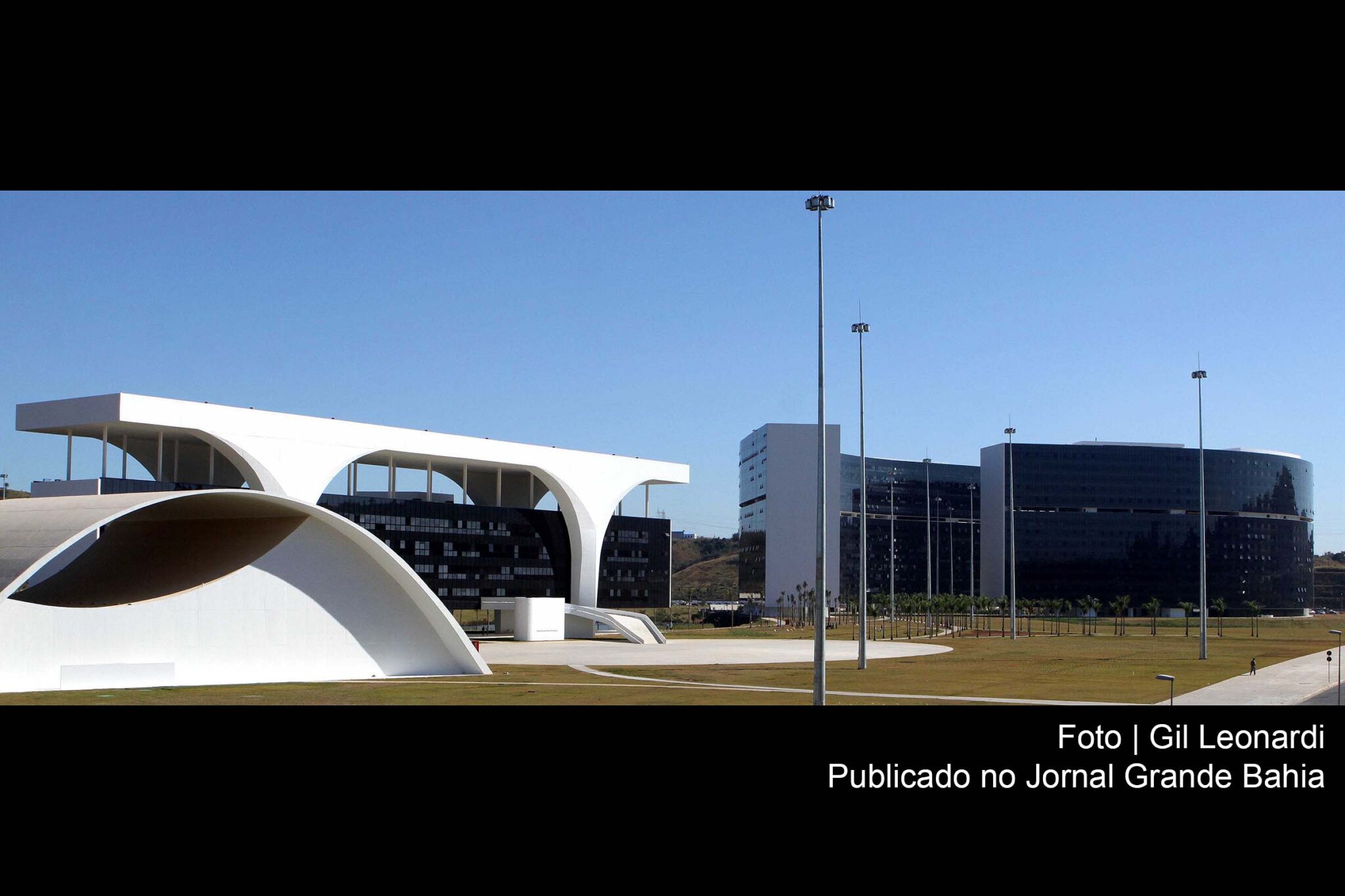 A Cidade Administrativa Presidente Tancredo Neves (Cidade Administrativa de Minas Gerais) é a Sede do Executivo mineiro, o complexo projetado por Oscar Niemeyer abriga hoje 41 órgãos do Estado e é local de trabalho para 16 mil servidores públicos.