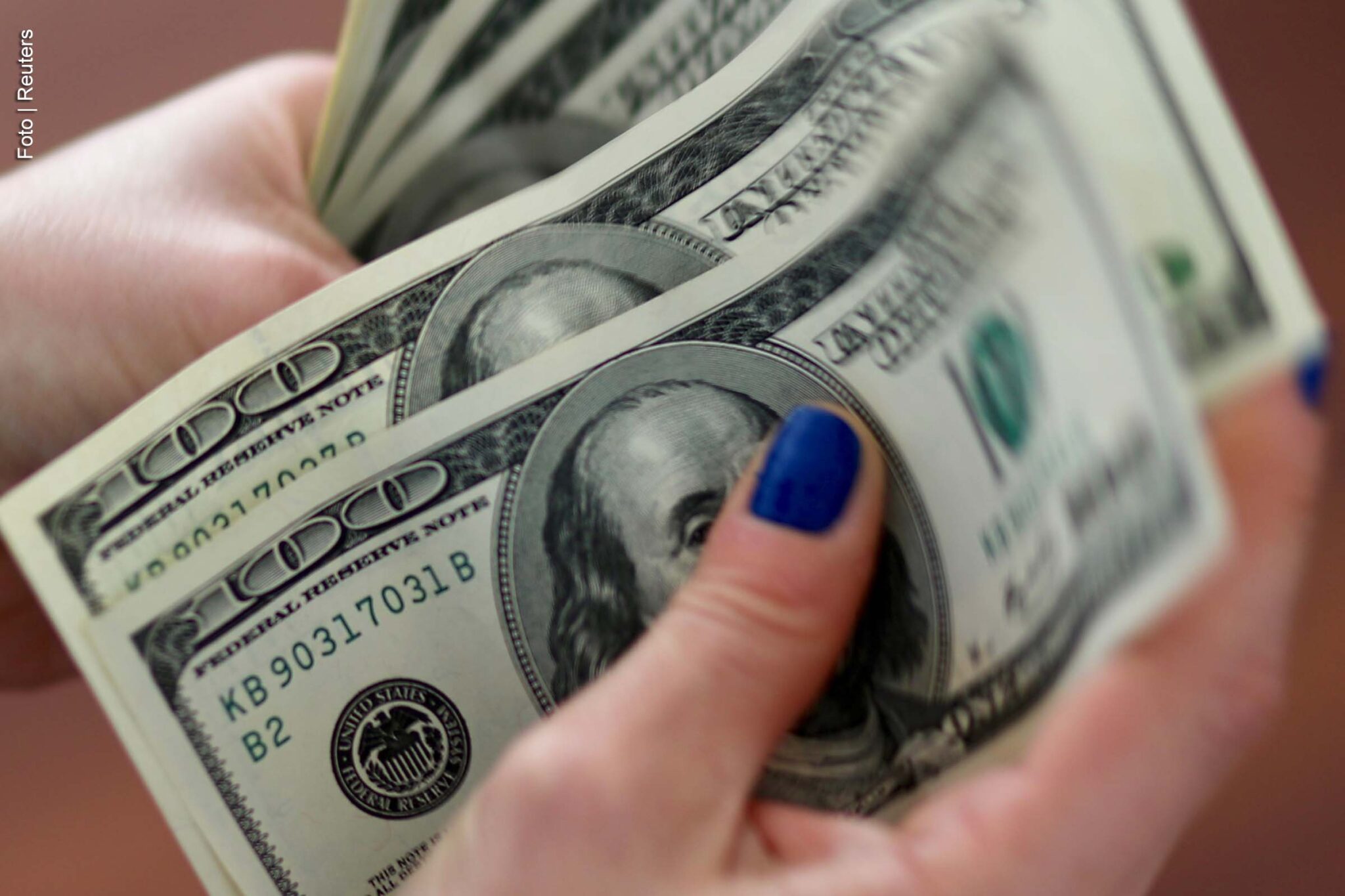 Dólar tem valorização sobre o real.
