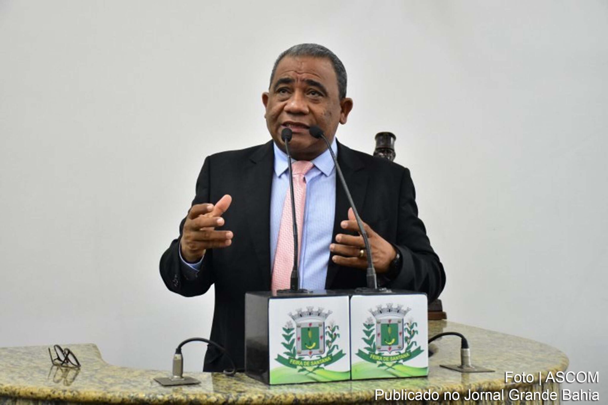 Sem resposta da Prefeitura de Feira de Santana, grupo de mulheres faz limpeza de praça no Bairro Aviário