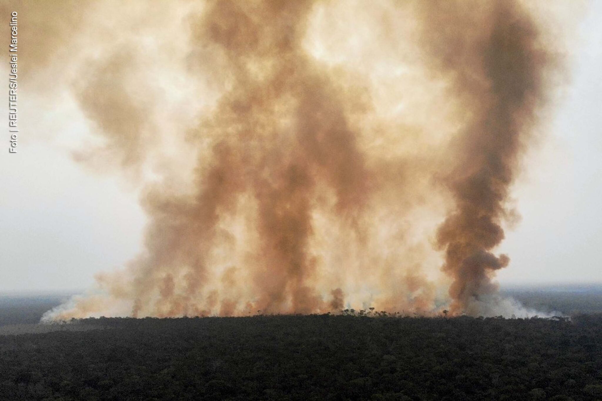 Fumaça proveniente de incêndio na floresta amazônica perto de Humaitá (AM).