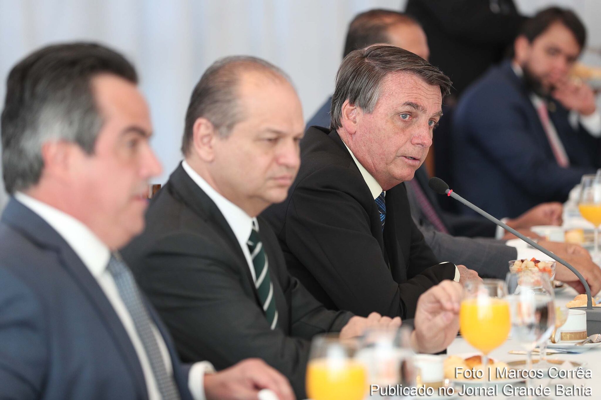 Governo prorroga auxílio emergencial de R$ 300 até o fim do ano.