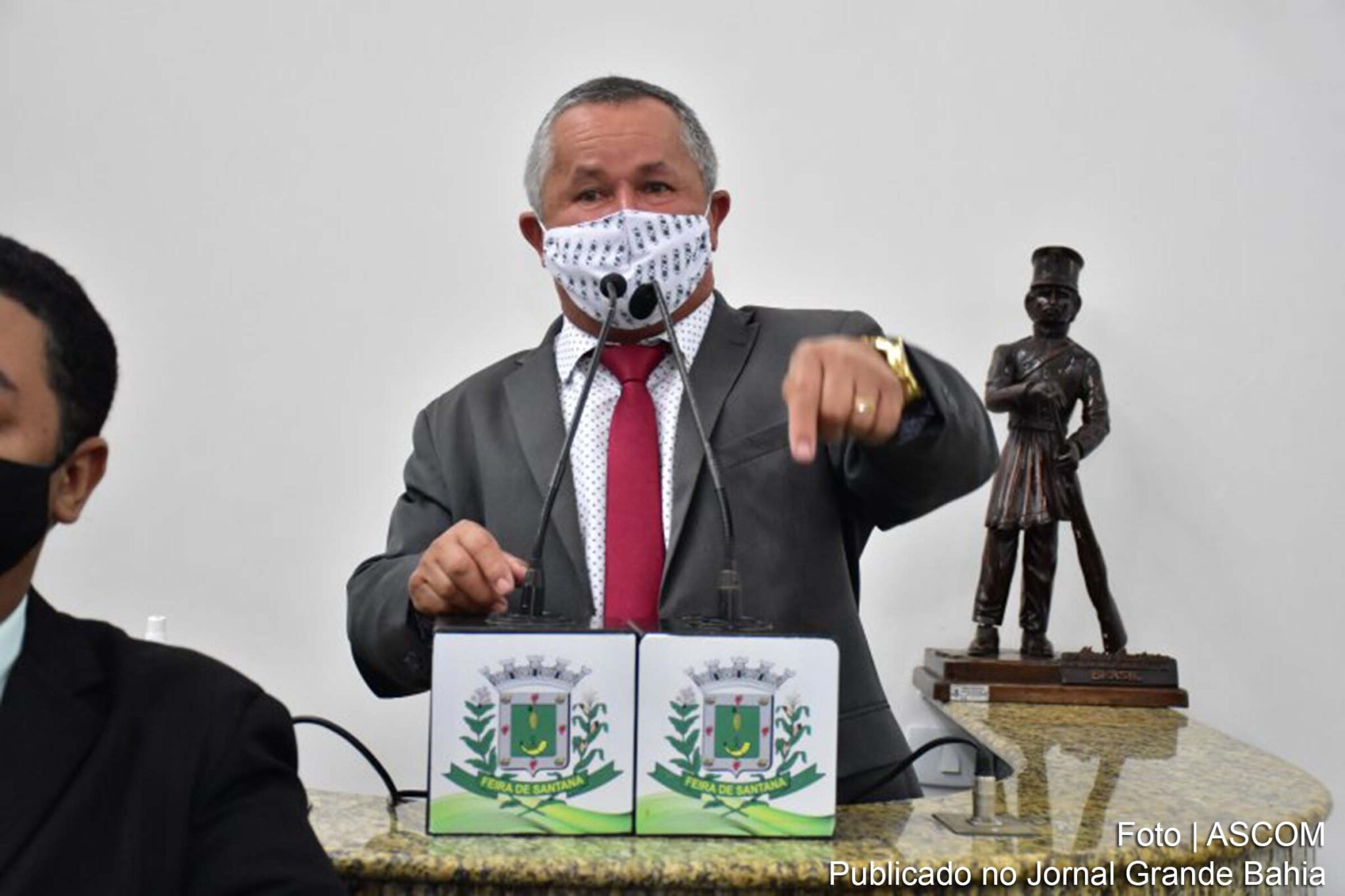 José Menezes (Zé Filé): o cascalhamento é necessário tapar os buracos e garantir maior durabilidade ao serviço de recuperação da rua.