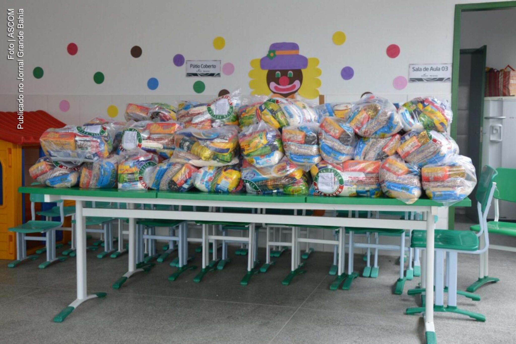Kits de alimentos são entregues para estudantes da rede municipal de Feira de Santana.
