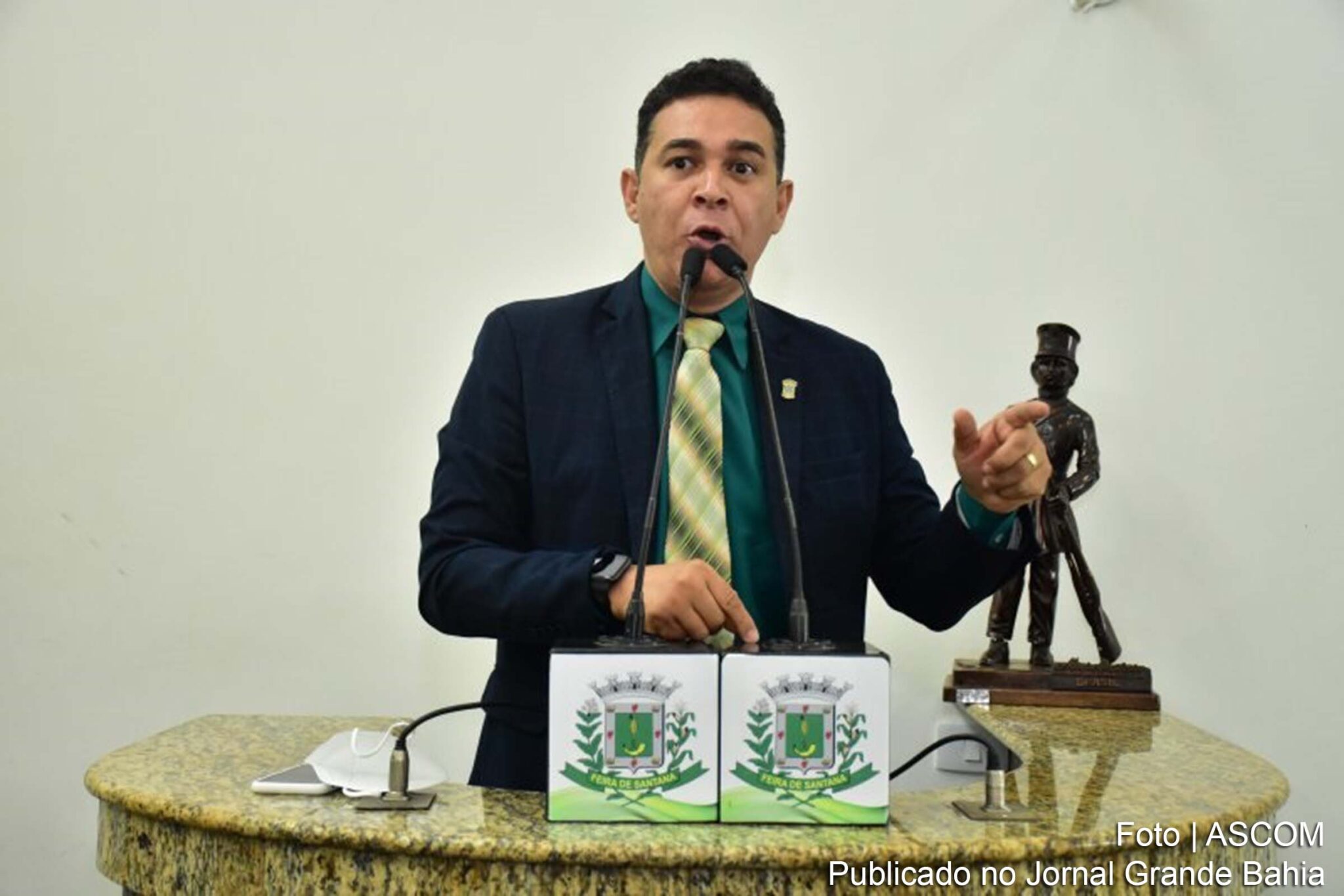 Marcos Lima: diversas vias públicas estão sendo asfaltadas, no centro da cidade e em Bairros como Tomba, Feira X e Rua Nova, e outras vão ser beneficiadas com o investimento feito pelo Governo Municipal.