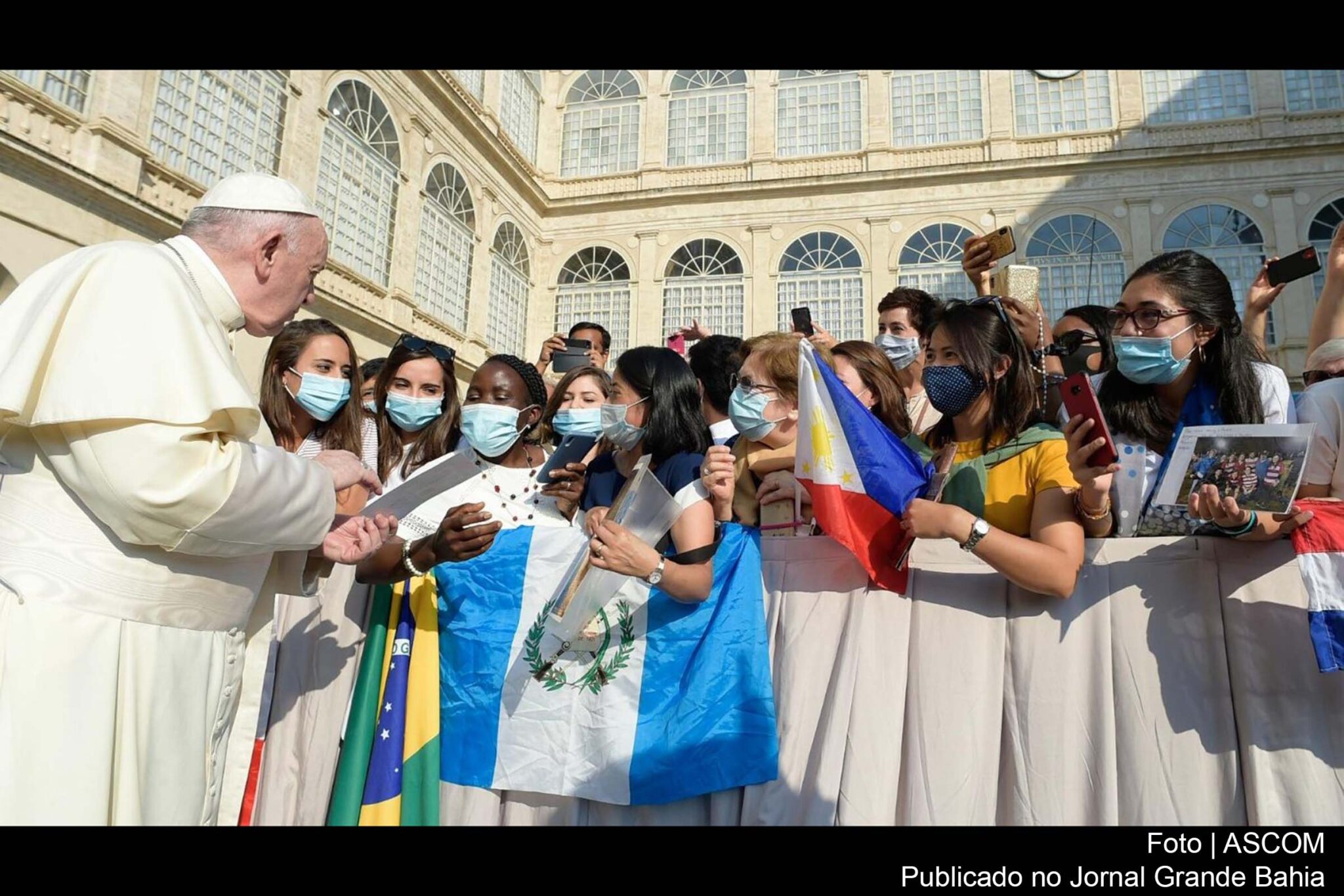 Papa Francisco saúda os fiéis antes da Audiência Geral de 16 de setembro de 2020.