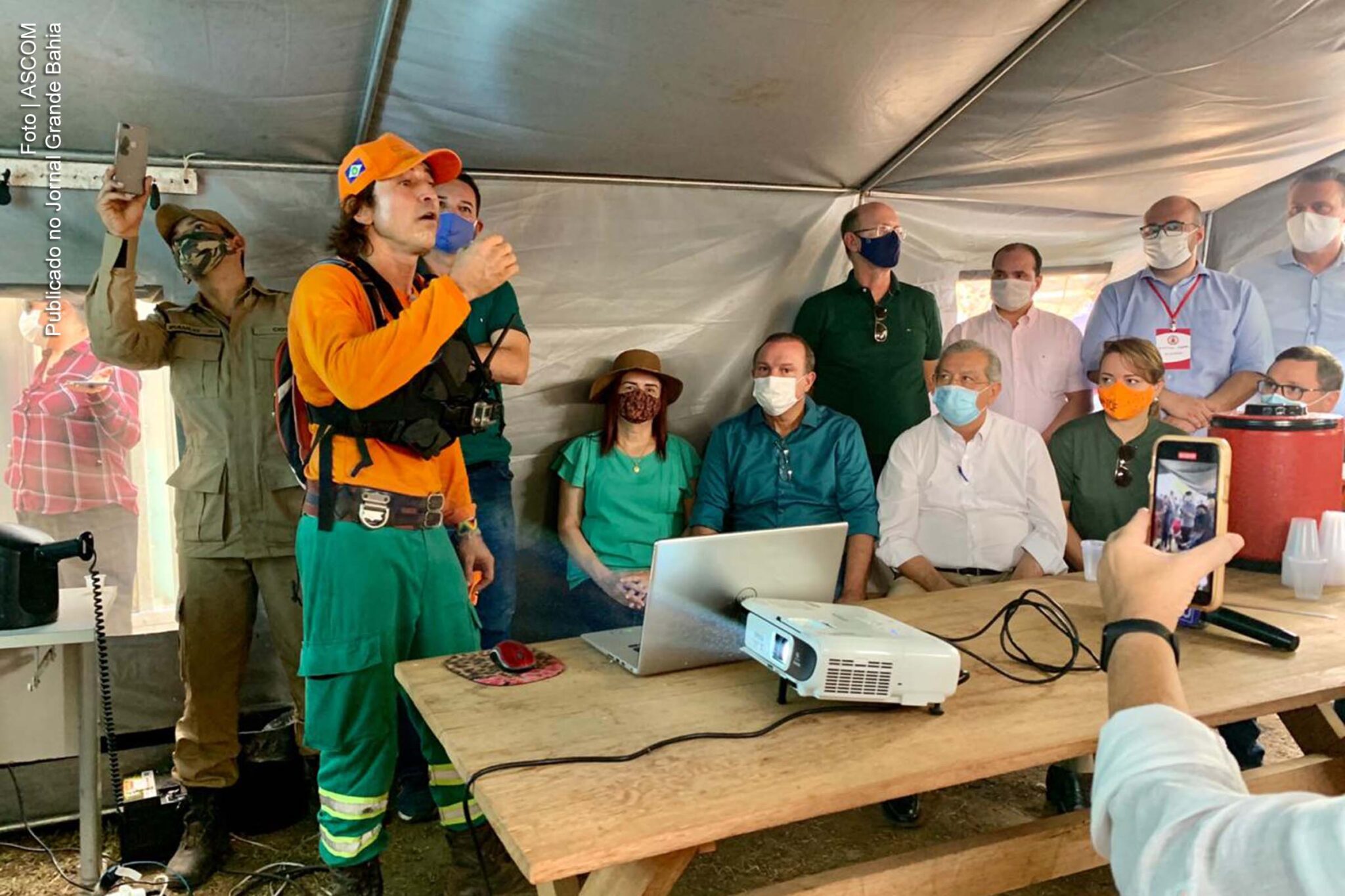 Parlamentares se reuniram com bombeiros e gestores locais em busca de soluções para a emergência ambiental.