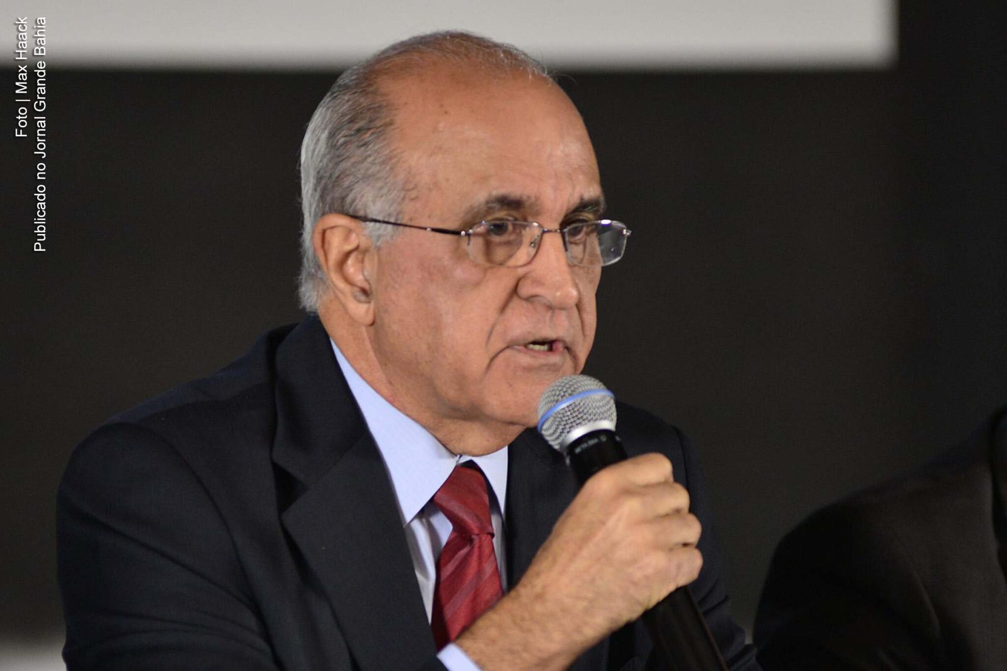 Paulo Souto, secretário da Fazenda de Salvador, apresenta relatório fiscal em audiência pública virtual com vereadores.