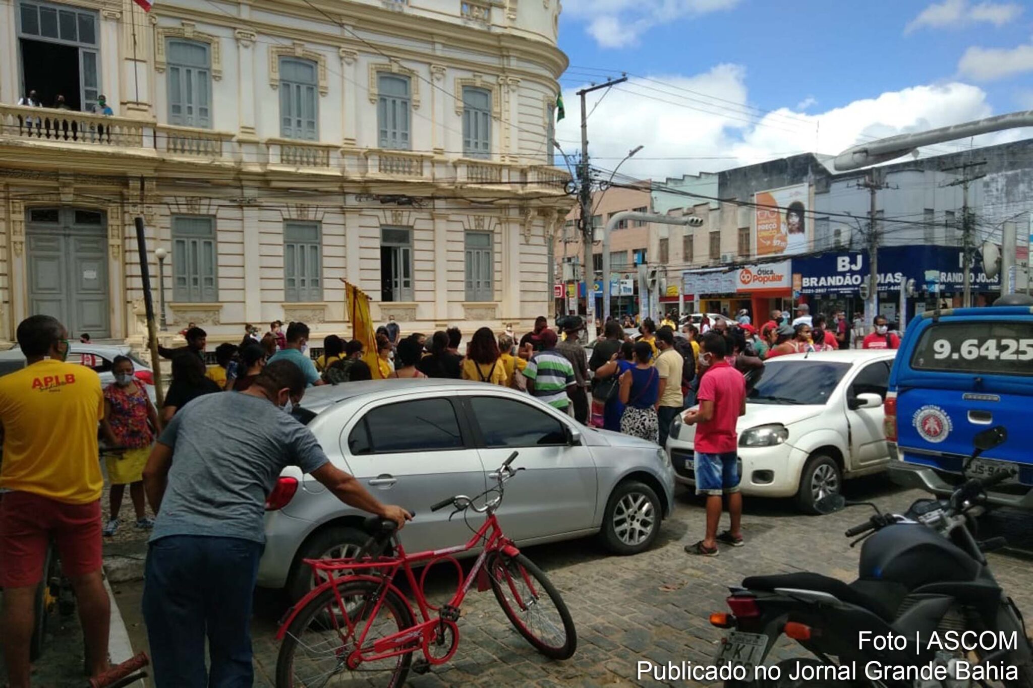 Professores da rede municipal de ensino abusam do direito de manifestação e criam transtornos para a população de Feira de Santana.