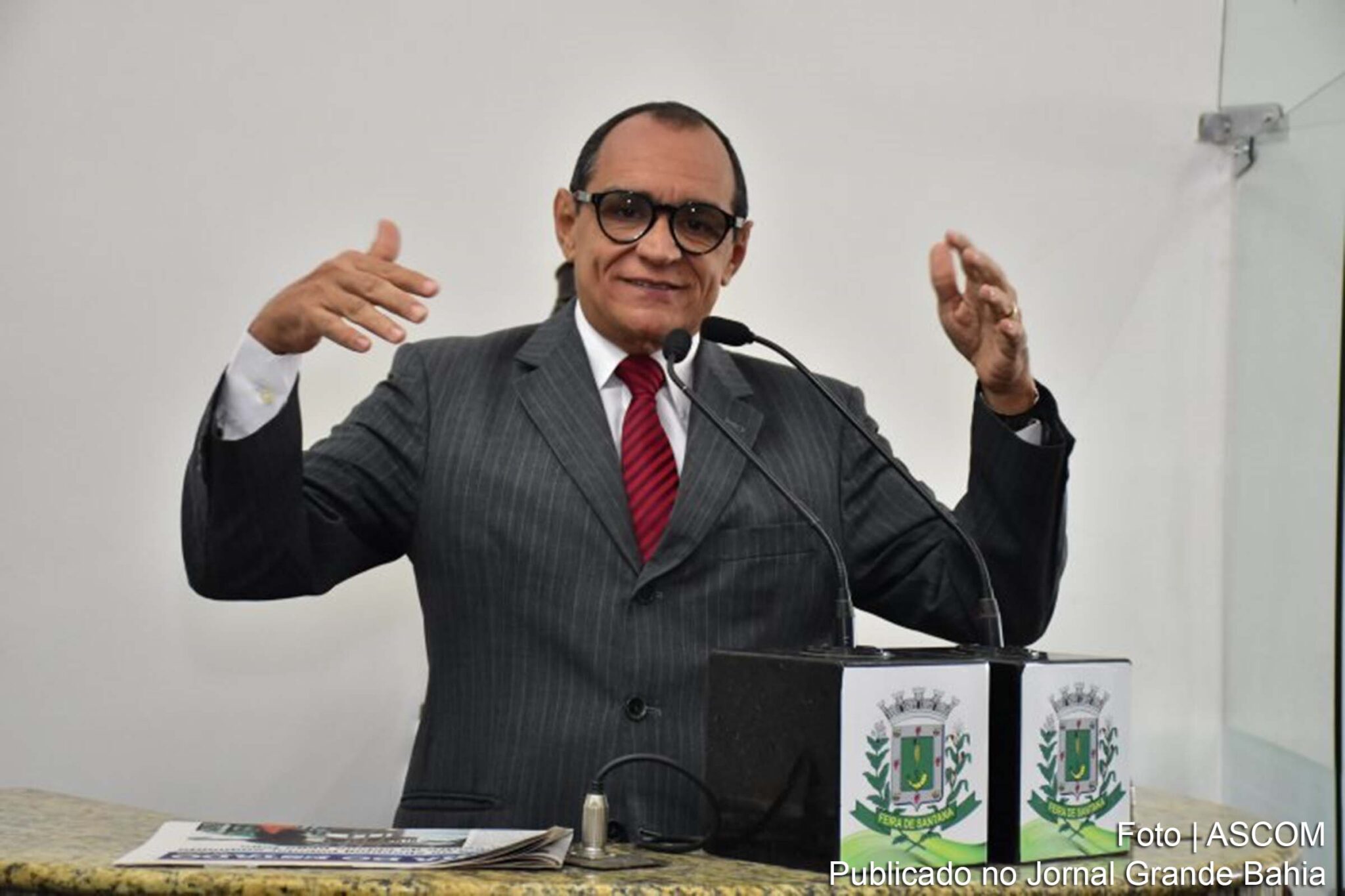 Asfalto dos mini-terminais do BRT de Feira de Santana é demolido e vereador Roberto Tourinho suspeita de desperdício de dinheiro público