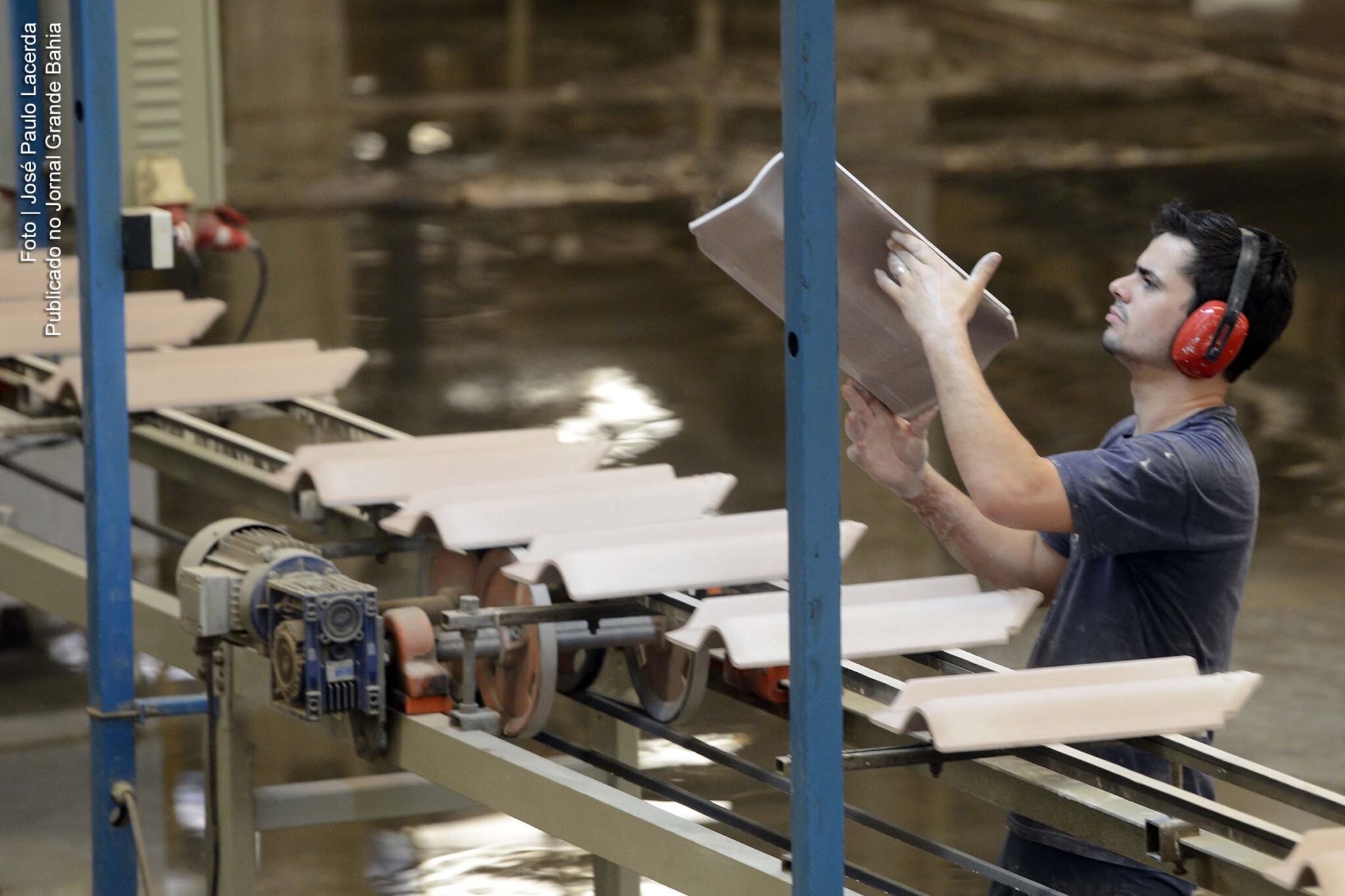 Dados da economia do Brasil apresentam retomada do emprego.