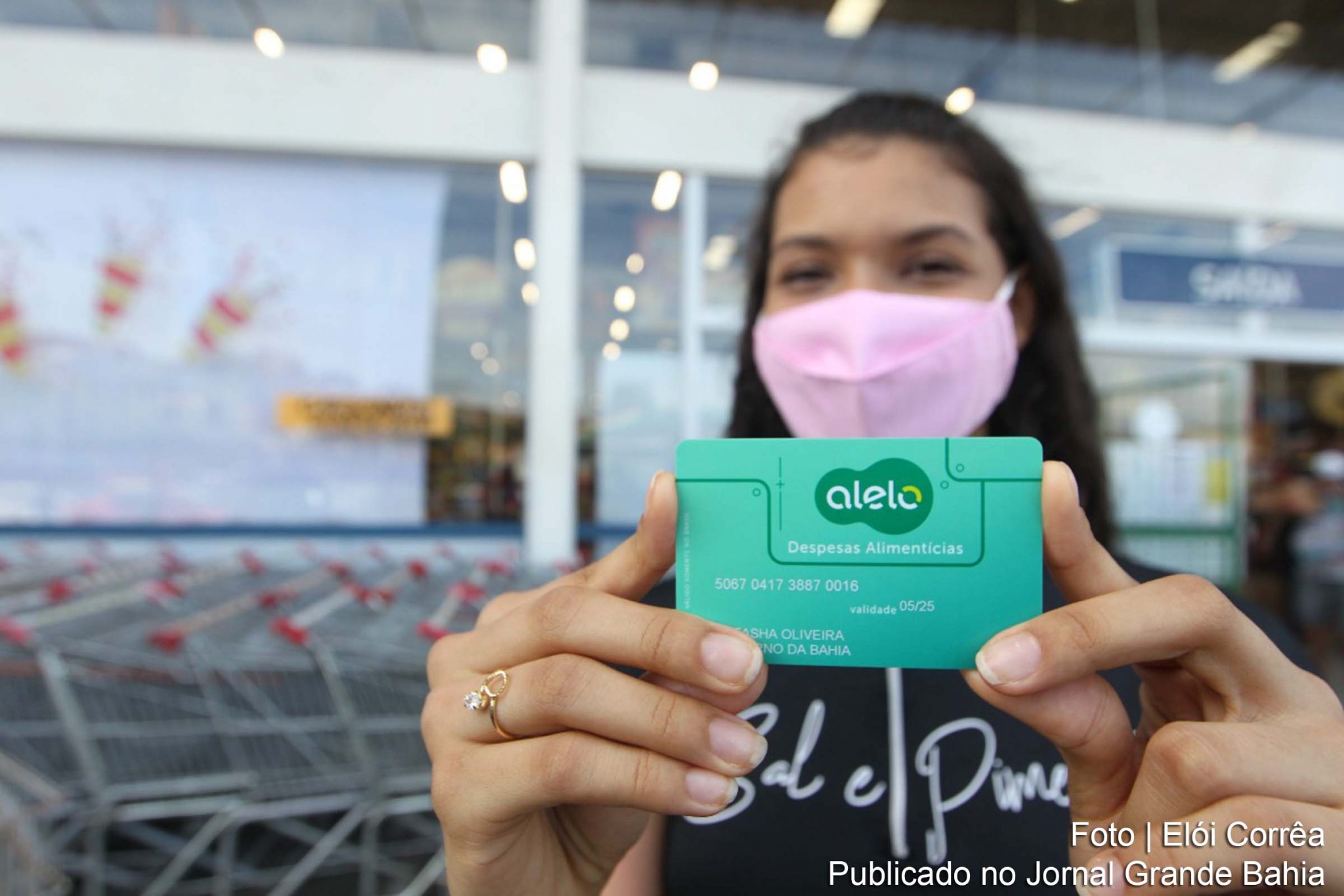 O valor foi disponibilizado no cartão dos estudantes e somente pode ser utilizado na compra de produtos do gênero alimentício, a exemplo de feijão, arroz, macarrão, carne, frutas, verduras e café.