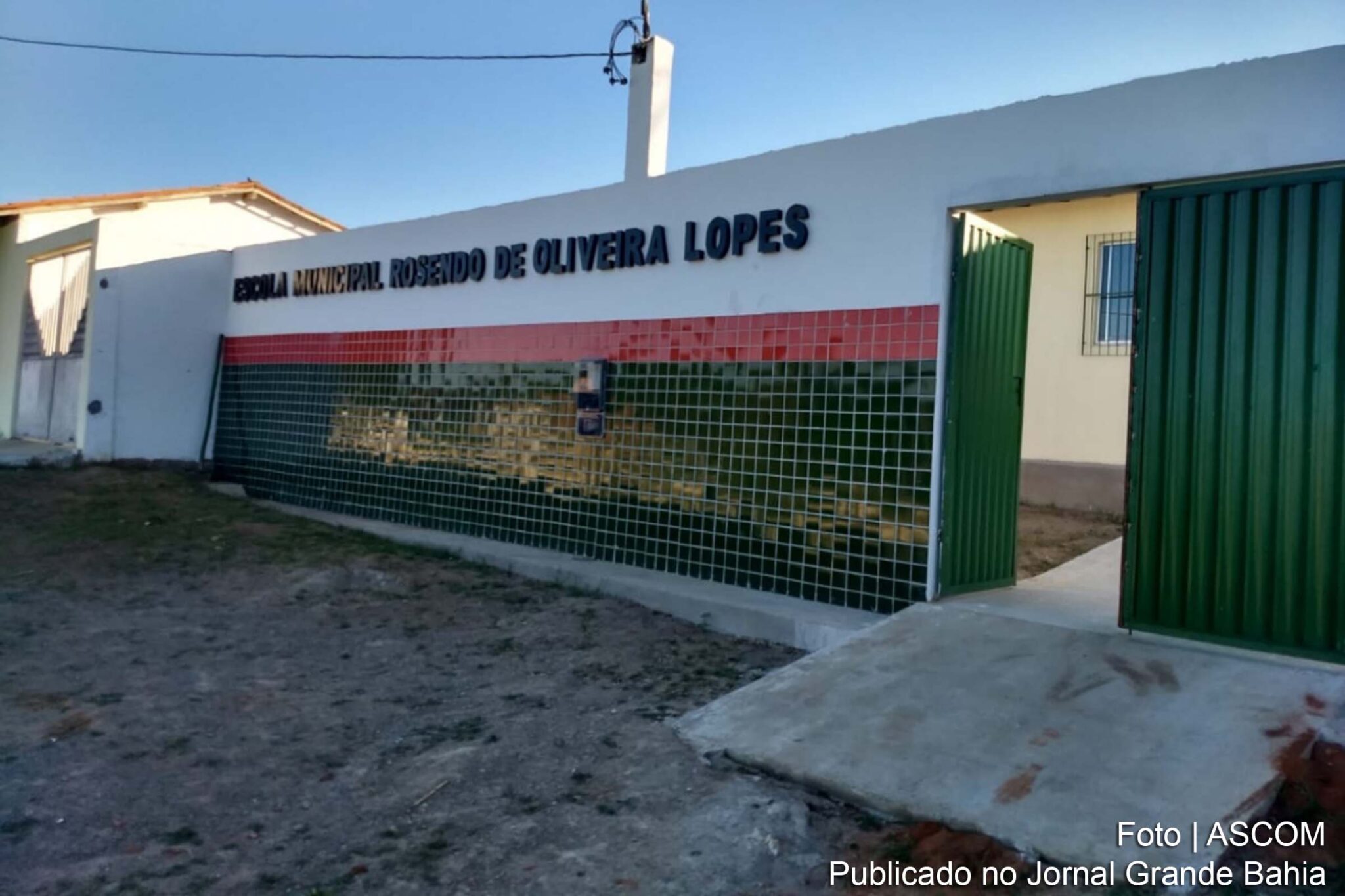 Fachada da escola nossa Senhora do Rosário e Rosendo Oliveira Lopes.