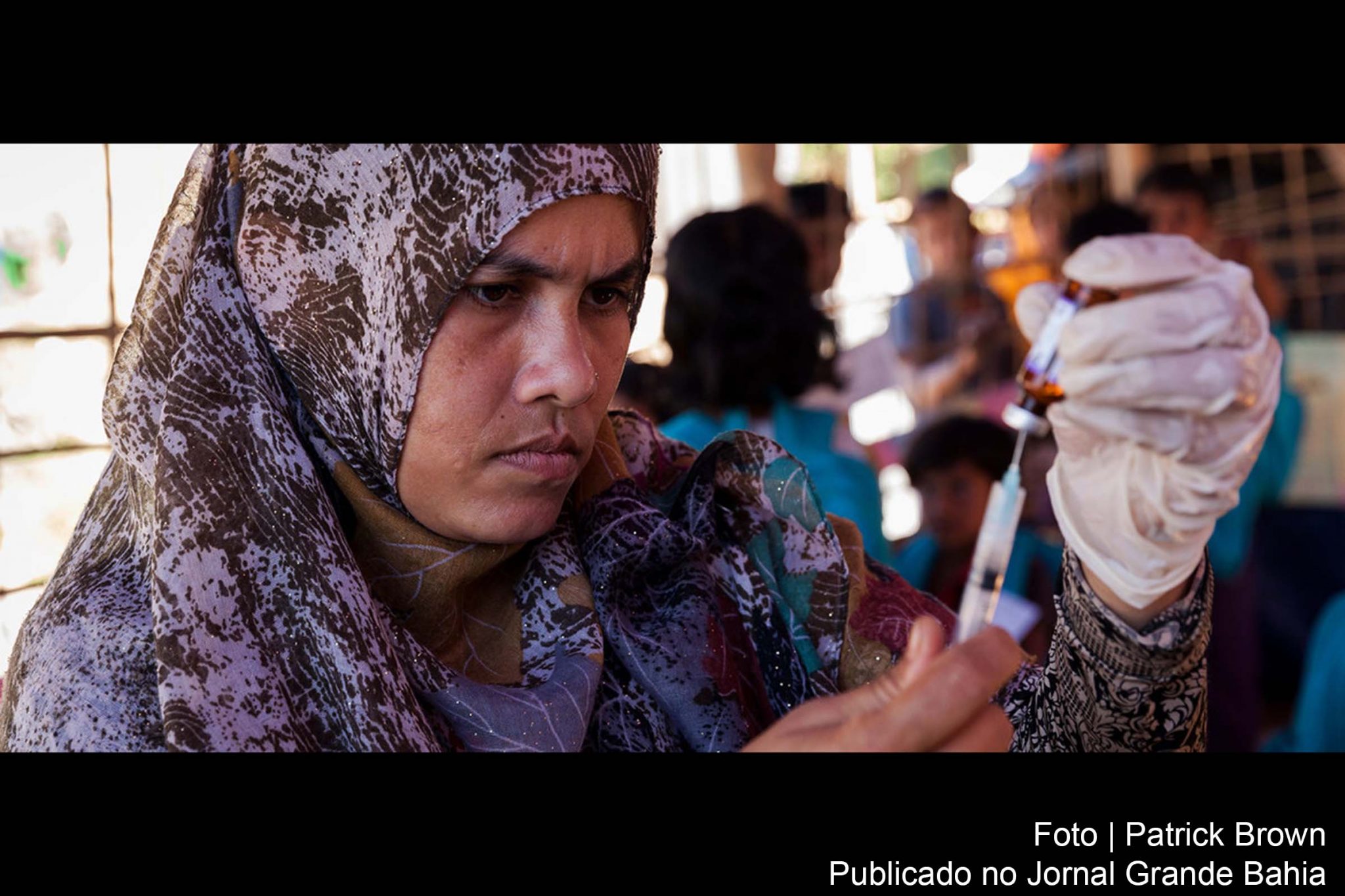 Funcionária de sáude prepara vacina em assentamento de refugiados rohingya em Bangladesh.