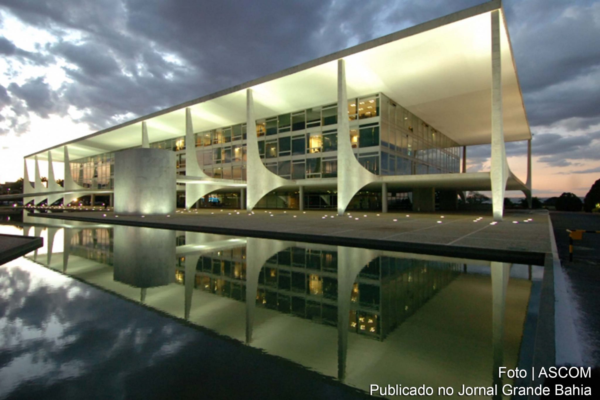 Em decretos publicados no Diário Oficial da União o presidente Jair Bolsonaro realizou mudanças de pessoal em cargos da Secretaria-Geral da Presidência, do gabinete pessoal e de sua assessoria especial.