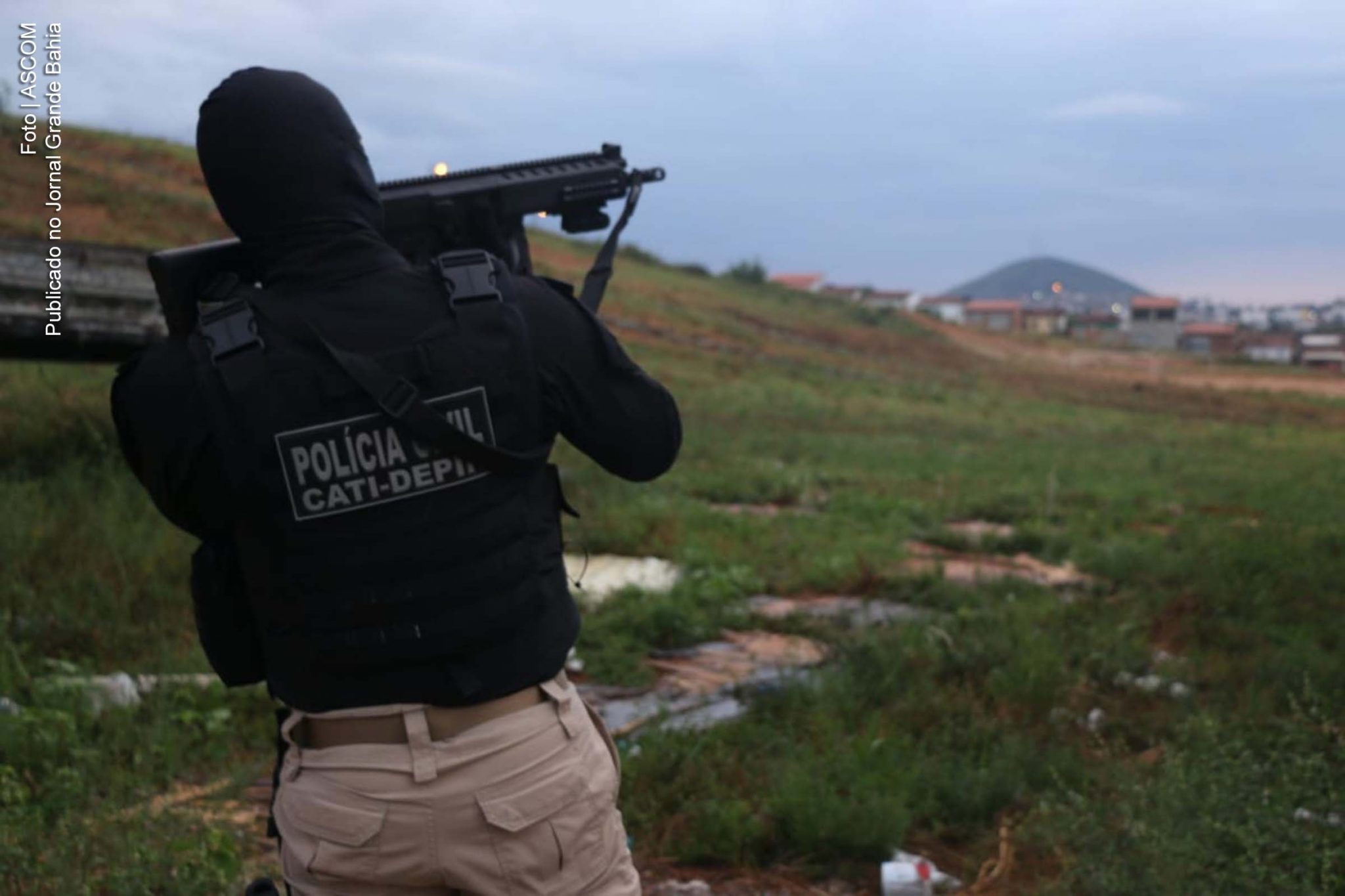 Polícia deflagra Operação Gunsmith. Ação investiga criminosos, entre eles adolescentes e detentos. Foram encontradas drogas por cão farejador.