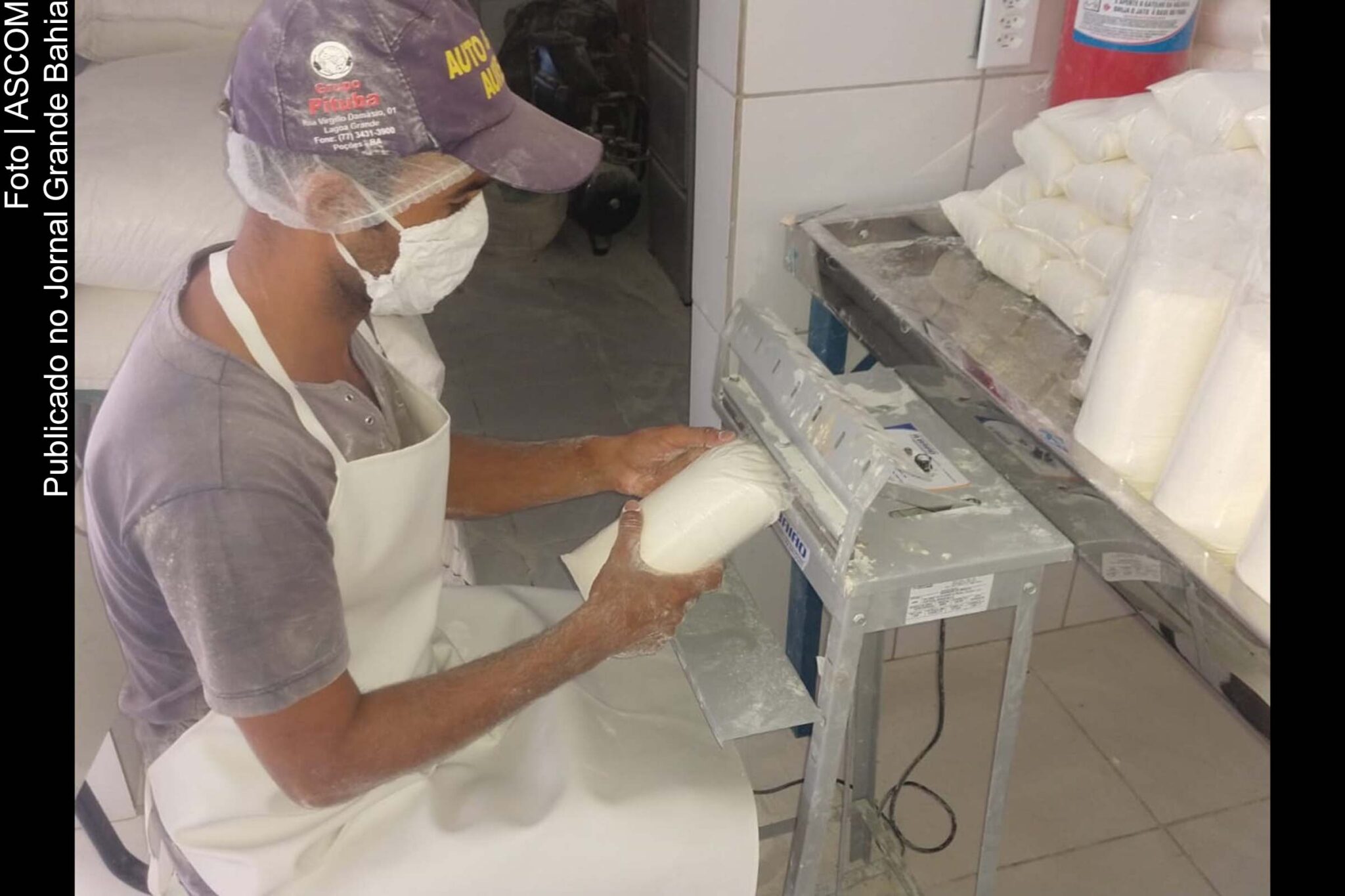 Farinha dos agricultores familiares da Associação dos Produtores da comunidade do Bengo, conquistou o mercado institucional e agora está sendo vendida para o Programa Nacional de Alimentação Escolar (PNAE).