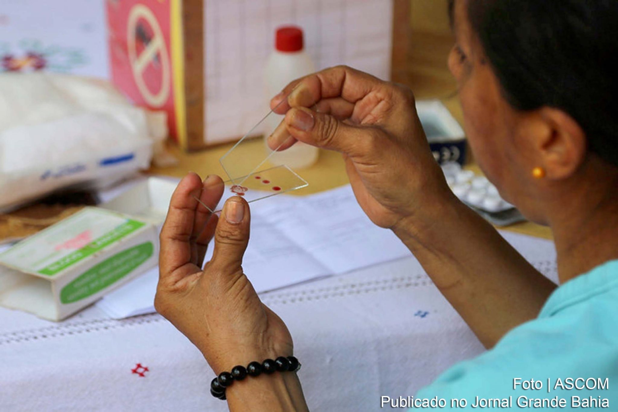 Profissional da Saúde prepara teste de malária.
