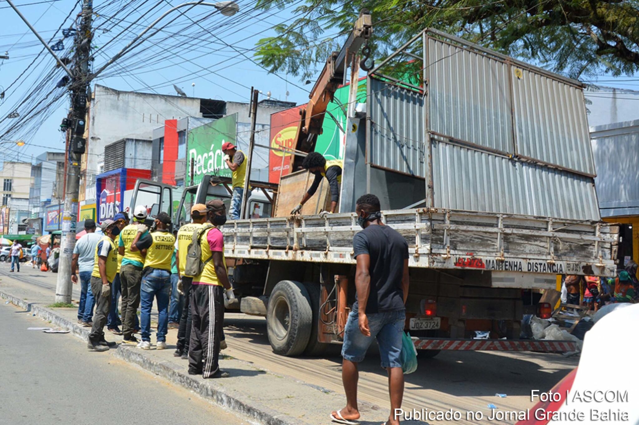 Parte das barracas fixadas ao longo da Rua Marechal Deodoro já estava vazia, desde segunda-feira, 5, quando a Coelba desligou as ligações de fornecimento de energia elétrica.