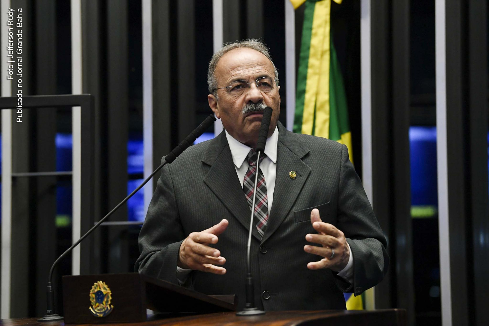 Senador Francisco de Assis Rodrigues (Chico Rodrigues, DEM-RR), flagrado com mais de R$ 30 mil na cueca, informa que vai se manter 121 dias longe do Senado. Manobra poupa Casa de votar afastamento determinado pelo ministro Barroso, do STF. Político veterano de Roraima, Rodrigues é um fiel aliado de Bolsonaro, mas escândalo levou governo a tentar se afastar do parlamentar.