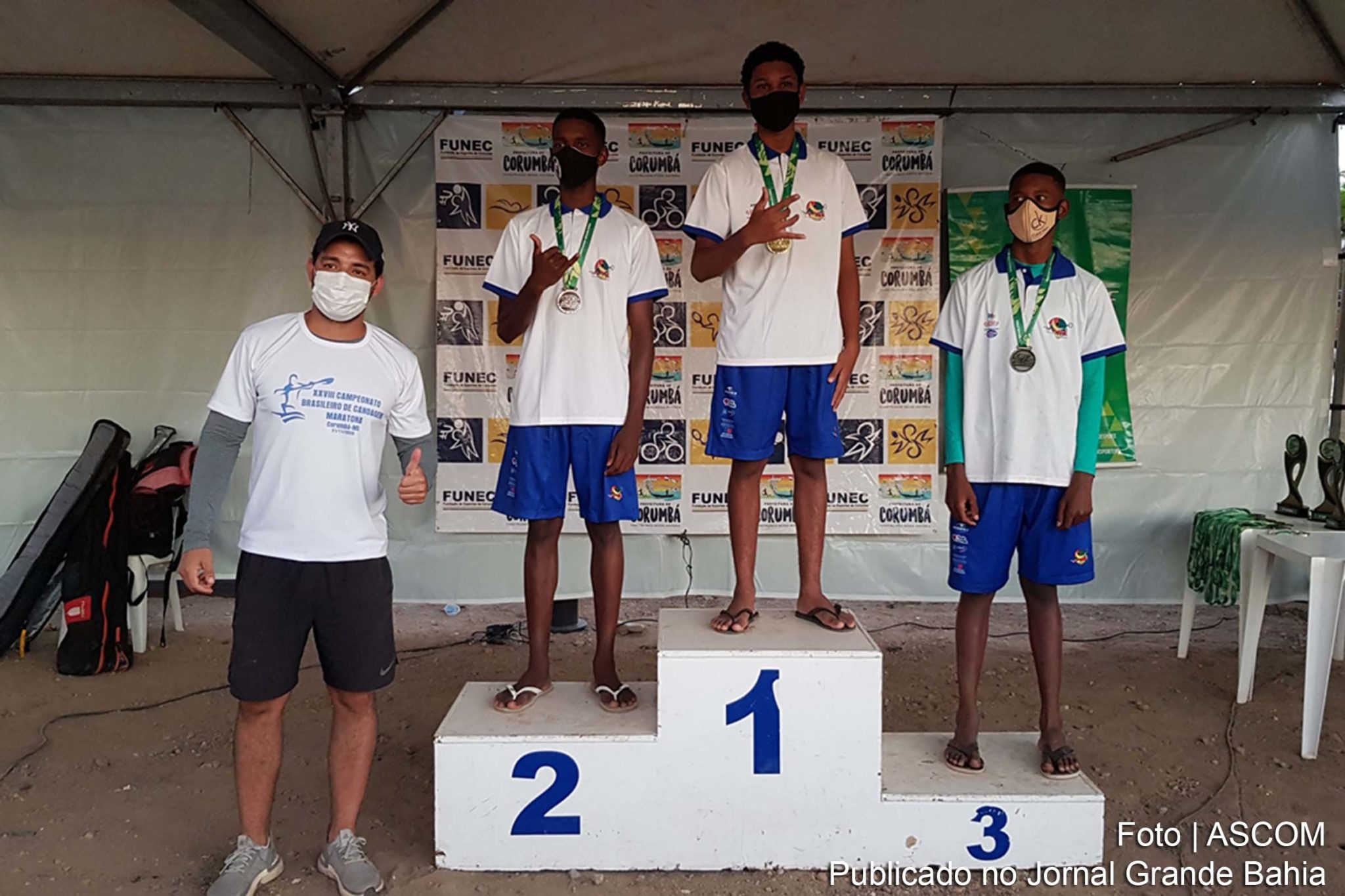 Atletas de canoagem vencedores da 28ª edição do Campeonato Brasileiro de Canoagem Maratona de Corumbá.