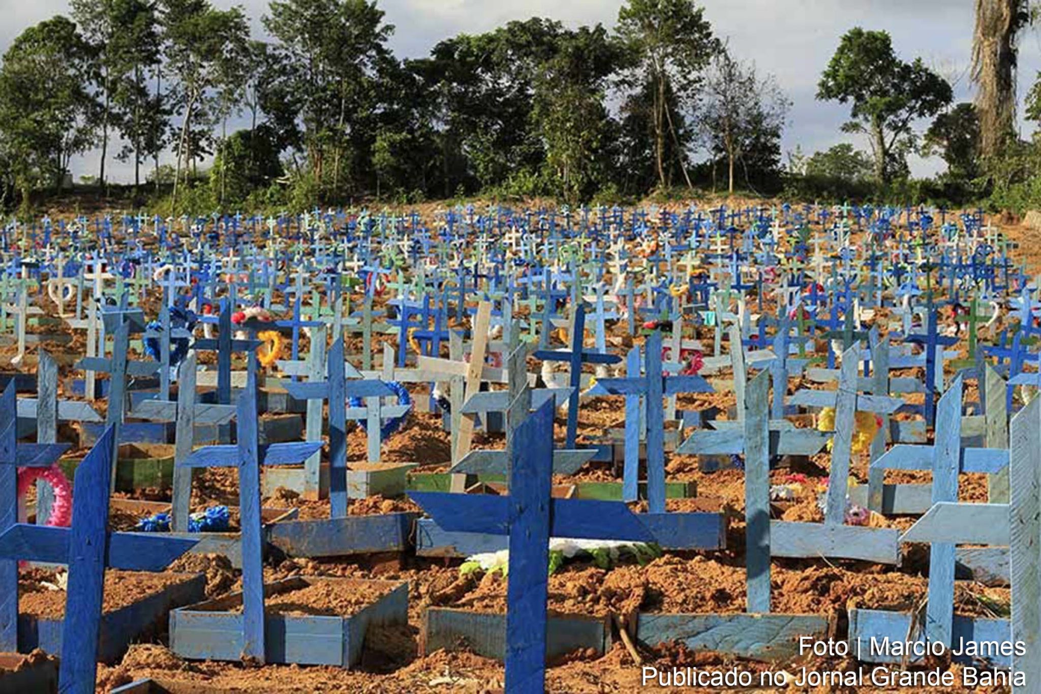 A pandemia de coronavírus, que já matou mais de 160 mil brasileiros, deve ser enfrentada de "peito aberto", segundo Bolsonaro.