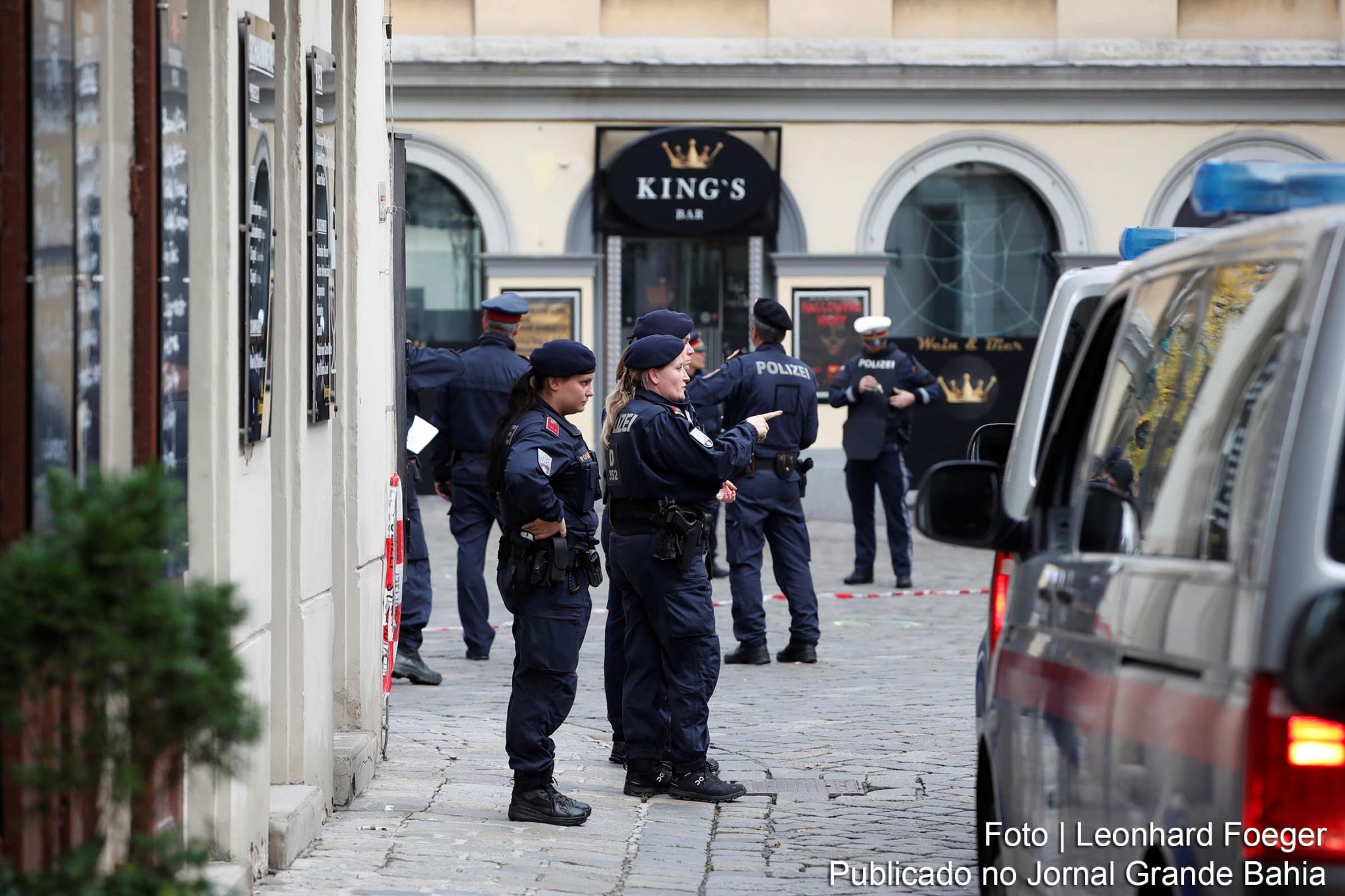 Centenas de policiais se espalharam por Viena em busca dos responsáveis por ataques.