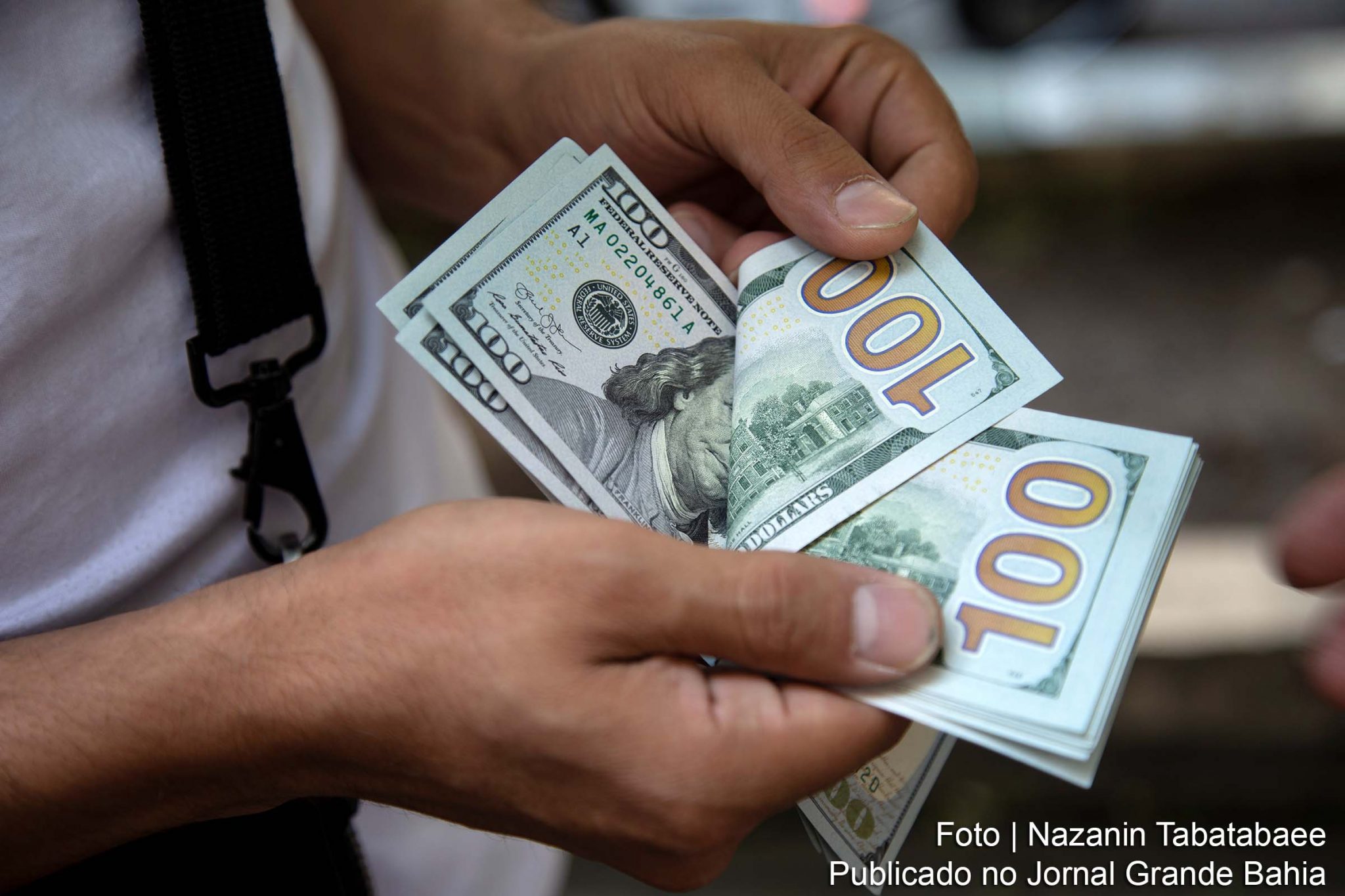 A cotação começou o dia em estabilidade, mas passou a recuar fortemente em meio à divulgação de novos resultados em estados americanos decisivos para definir o resultado da corrida eleitoral.