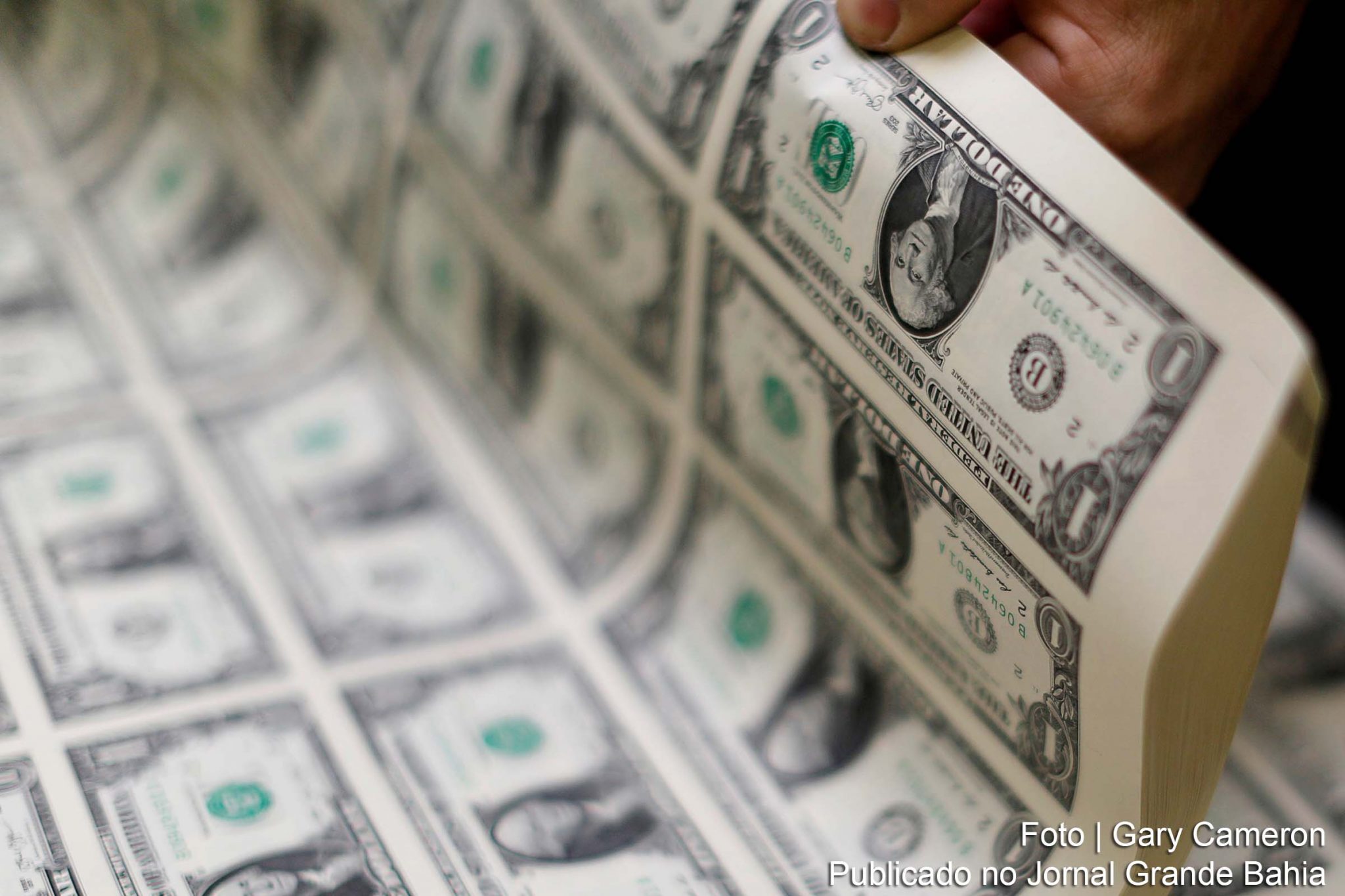 Cotação do dólar recua frente ao real.