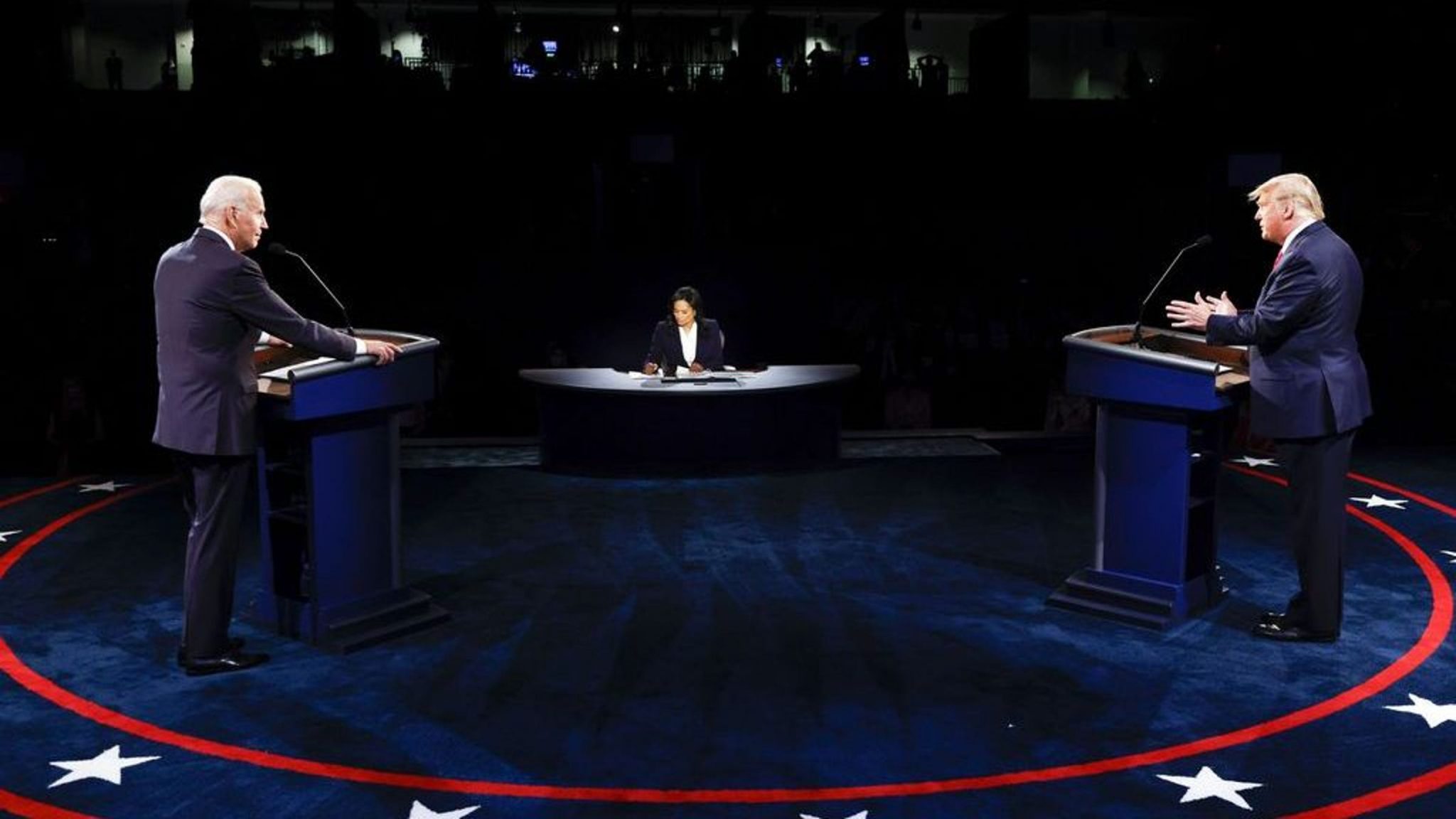 Donald Trump e Joe Biden debatem sobre propostas de governo para os EUA.
