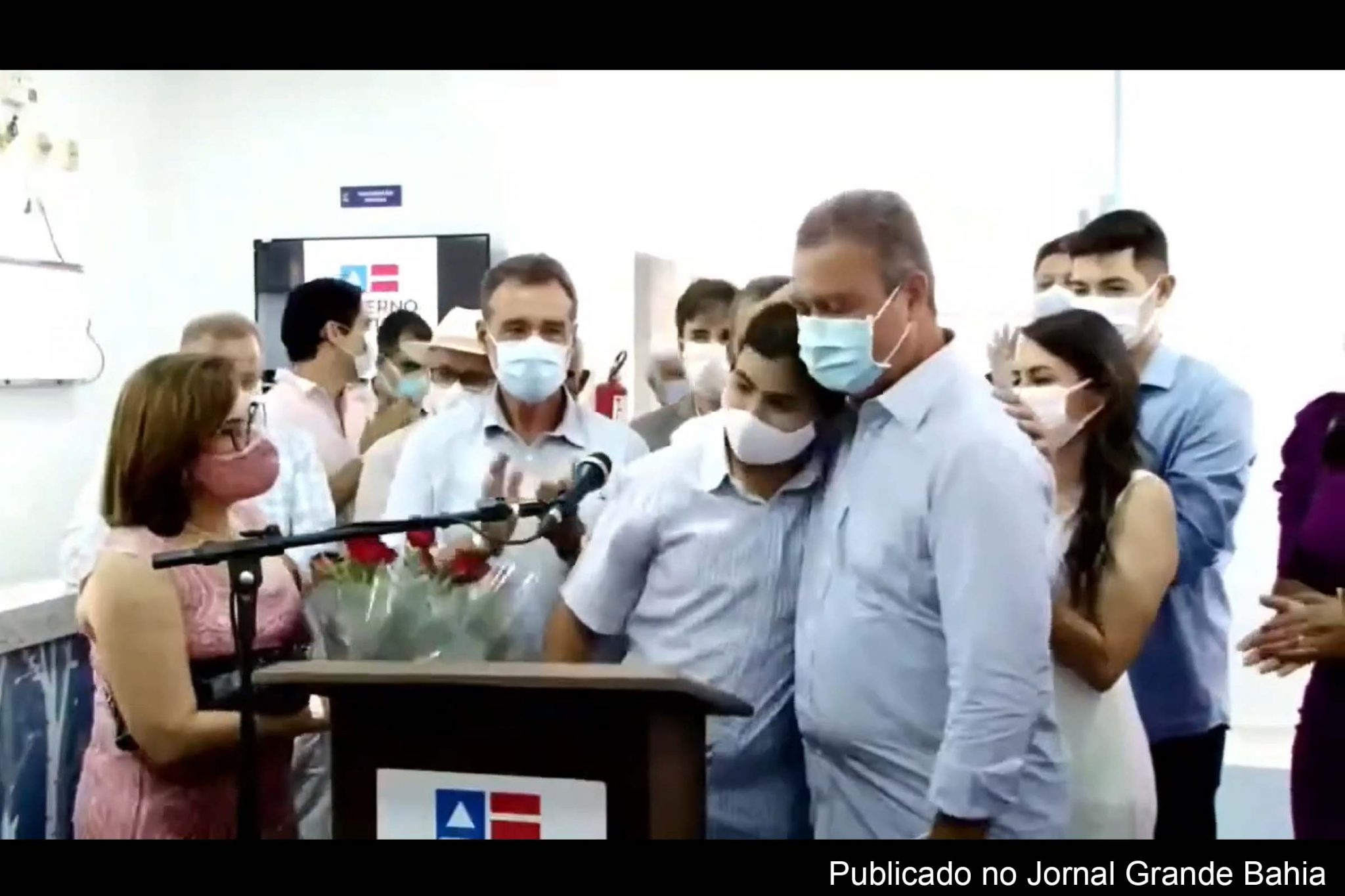 Durante inauguração do Hospital do Câncer, em Caetité, Governador Rui Costa se emociona ao ouvir relato de jovem.