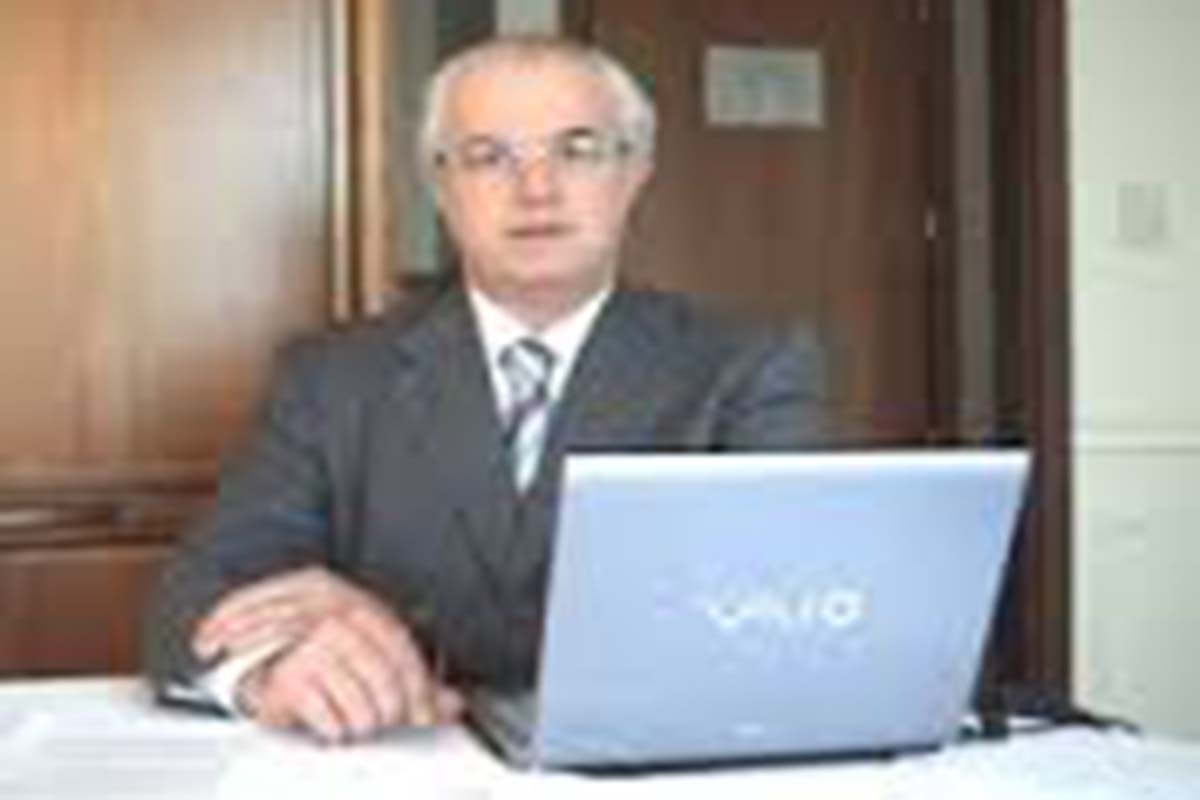 O doutor Edson Paschoalin implantou na cidade de Santo Estevão, o Polo de Nefrologia da Clínica Senhor do Bomfim.