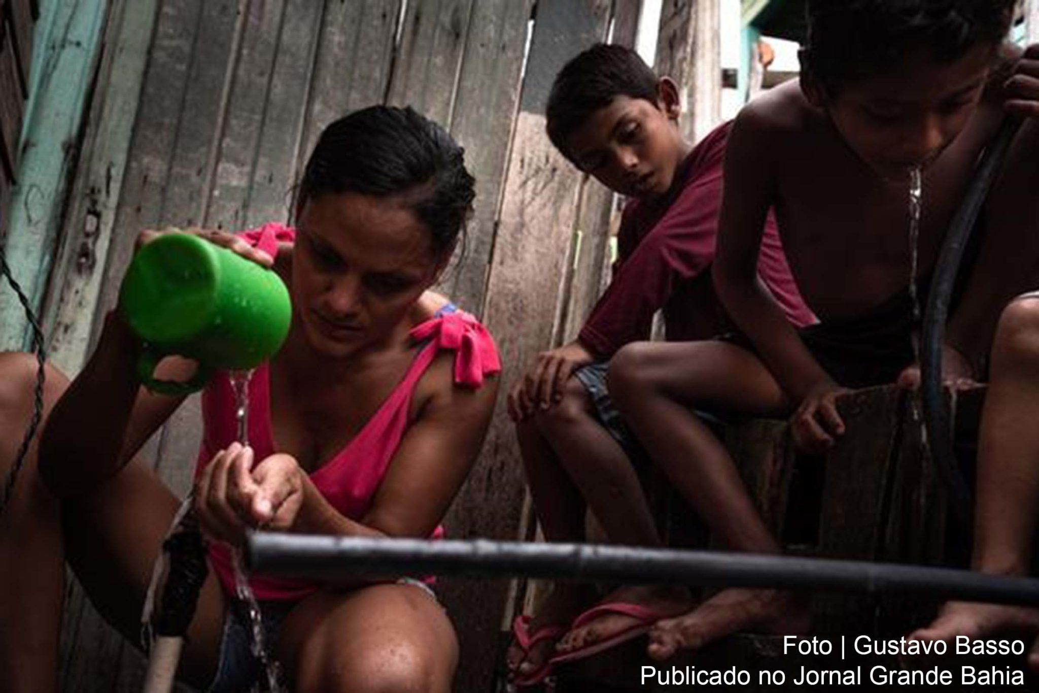 Francinete Almeida moradora de uma área alagada de Macapá, luta para obter água tratada.
