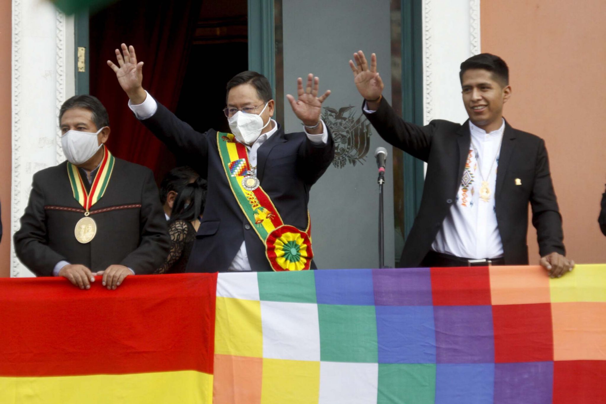 Um ano após renúncia de Evo Morales, novo presidente assume o cargo com discurso conciliador, sem mencionar seu mentor político. Luis Arce diz que governo será para todos e buscará reconstruir o país em unidade. (Luis Arce (ao centro) saúda populares ao lado do vice-presidente David Choquehuanca (à esq.).