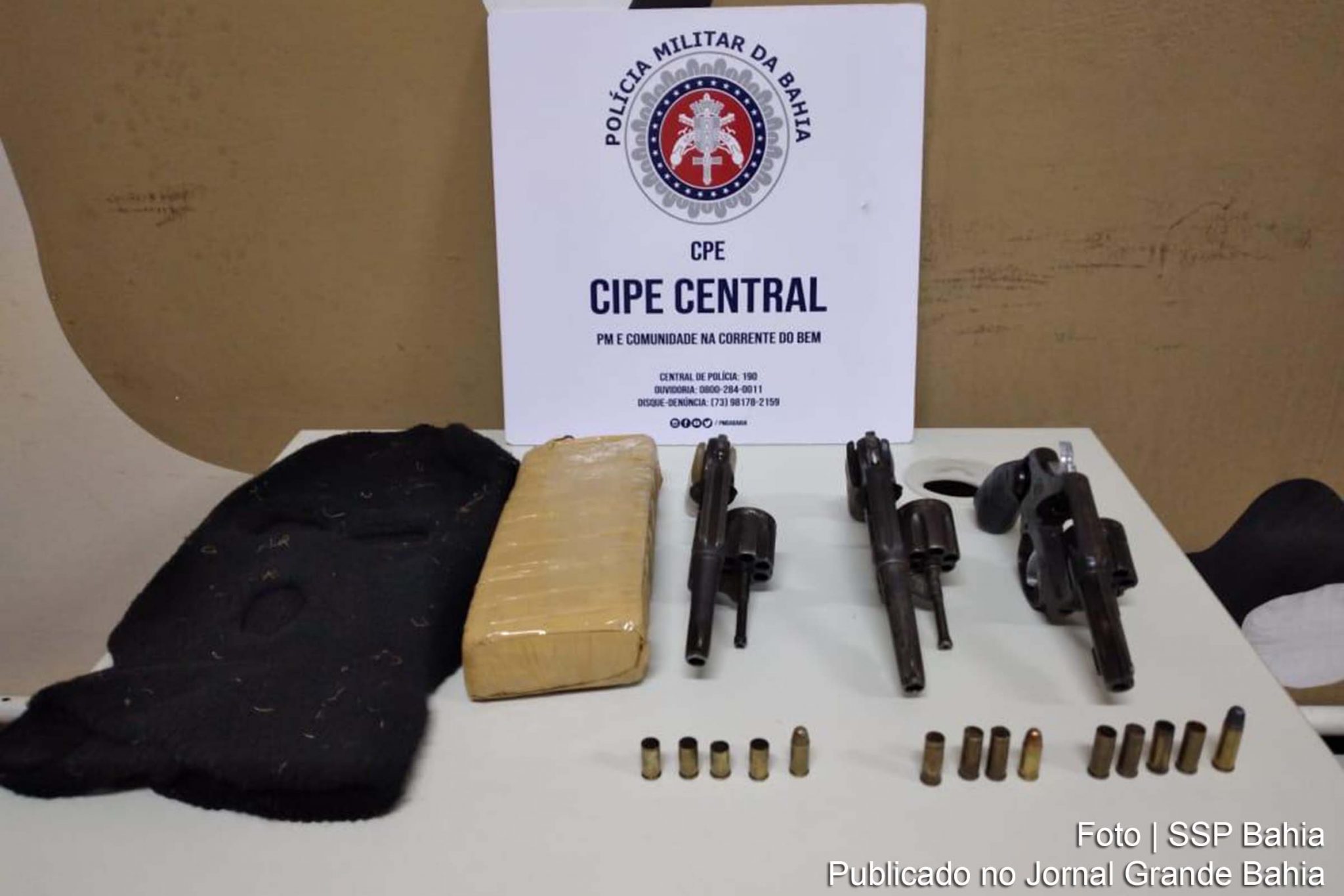 Policiais apreenderam três revólveres, munições e um tablete de maconha.