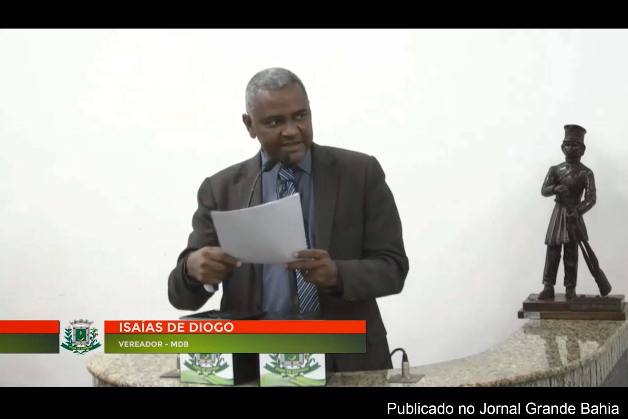 Quando Isaías dos Santos (Isaías de Diogo, MDB) pode comentar sobre a denúncia do colega Cadmiel Pereira (DEM), disse que ele mantém um marginal no gabinete.