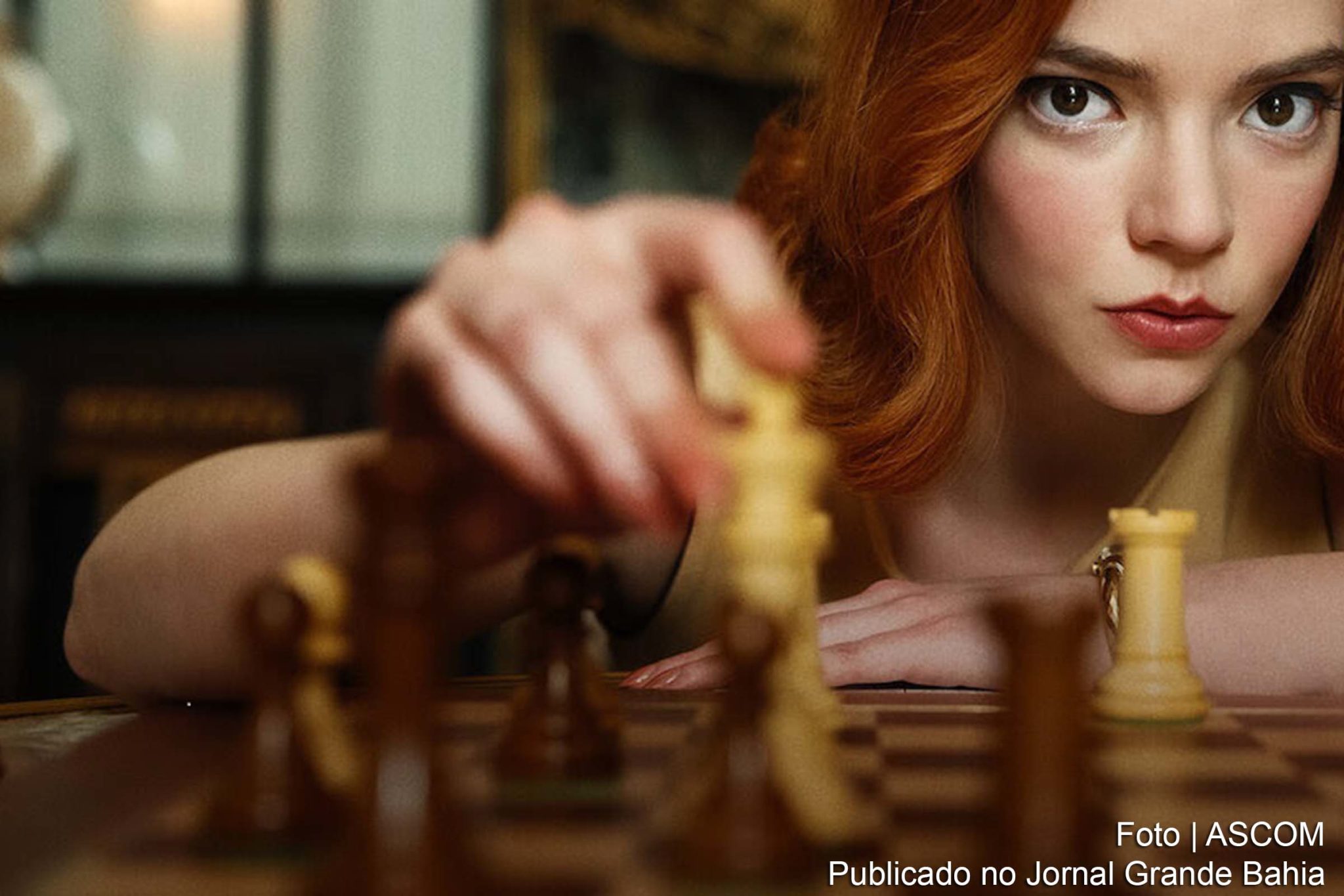 O filme ‘Gambito da Rainha’ conta a história de Beth Harmon (Anya Taylor-Joy), uma menina órfã que se revela um prodígio do xadrez. Mas agora, aos 22 anos, ela precisa enfrentar seu vício para conseguir se tornar a maior jogadora do mundo. E quanto mais Beth aprimora suas habilidades no tabuleiro, mais a ideia de uma fuga lhe parece tentadora.