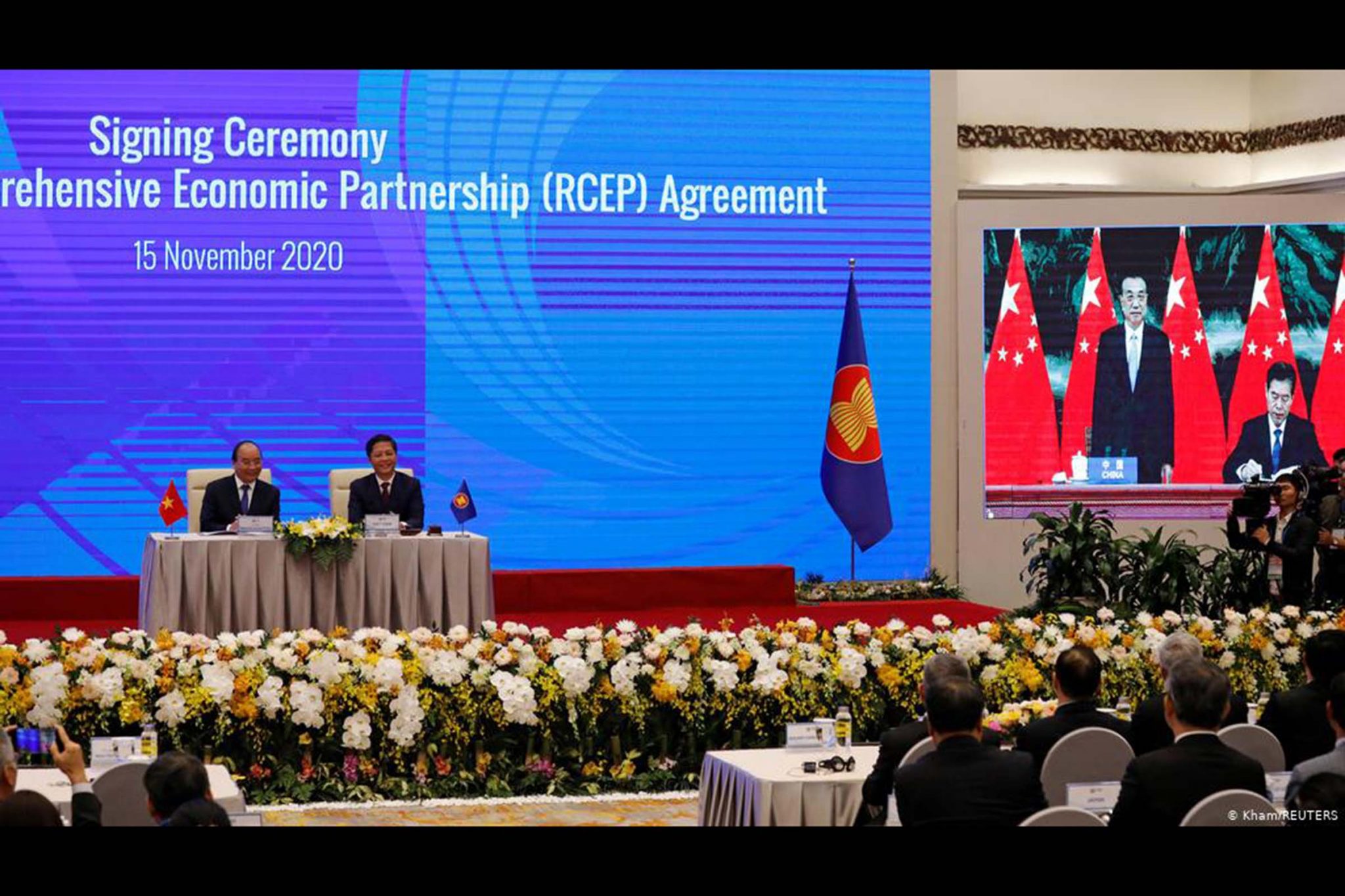 Tratado entre economias da região Ásia-Pacífico deixa EUA de fora, abarca um terço da economia mundial e mais de 2,2 bilhões de pessoas. Com ele, Pequim amplia ainda mais sua influência.. Uma cerimônia on-line, que teve Hanói como "sede", selou a maior parceria comercial do mundo.